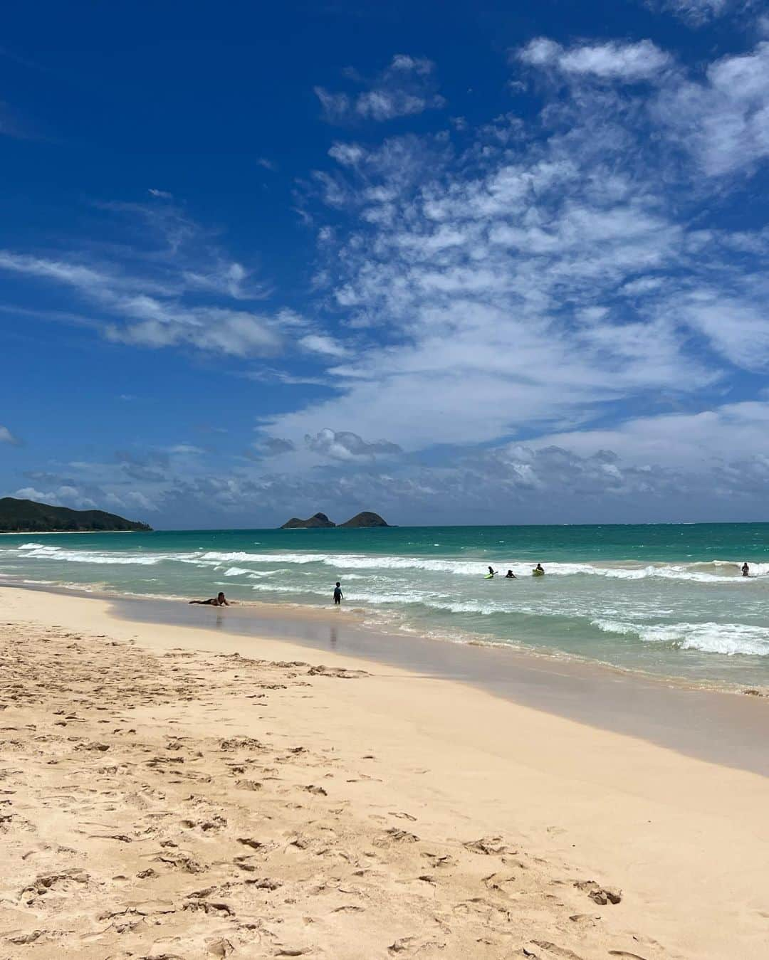 宮崎沙矢加さんのインスタグラム写真 - (宮崎沙矢加Instagram)「Such a beautiful islnd💕We love Hawaii so much🏝🏝🏝 . . . 大好きなポケを買ってビーチ⛱でランチ🌺な週末🫶🏽左見たらラニカイ右見たらワイマナロなnice beach⛰ 基地のビーチは人も少ないからリラックスできる🤍  ミシェルは最近ビーチに来るとめっちゃ嬉しそう💞💞💞#lanikaibeach #waimanalo #beachweekend #momlife」6月11日 17時24分 - sarah___audrey