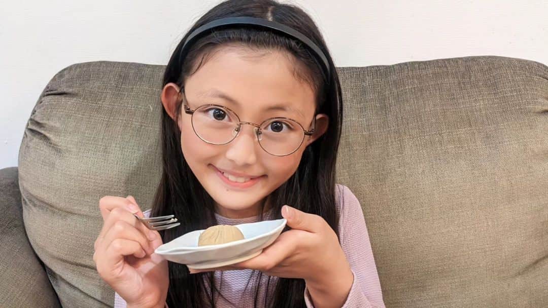 えりのインスタグラム：「🌰 #pr . . 関東も梅雨入りで お休みの日もお家時間が増えますね🏠 甘いもの大好きな👩👧は 美味しいスイーツで癒されよ♡ . 今日のおやつは @shinkinedo さんの栗きんとん🌰 午前中に冷凍庫から出して常温で5～6時間で食べ頃に。 もう…とびきり美味しい！！！！！ 舌の肥えた我が家のパパ曰く「和製モンブラン」 珍しく評価◎をいただきました😳 添加物を一切使わず 厳選された国産栗と北海道産の砂糖だけ。 クチコミ評価がすごい高くて期待してたんだけど余裕で超えてきた😍💕 . 今、期間限定お得なクーポンが⬇ 店内全品送料無料＋栗きんとん30％off🌰 会員登録するとクーポン発行されて即利用可能だそう。 ️既に会員の方も自動でクーポン付与されてるみたいなのでcheckしてみてください！ 12日の11:59までだからお急ぎを💦⁡ ⁡ストーリーにURL貼り付けたのでぜひ♡ . 少し背伸びしたおやつタイムにもおすすめだけど ギフトやお返しにも喜ばれること間違いなしです👍✨ . . #新杵堂 #栗きんとん #スイーツ #お取り寄せスイーツ」