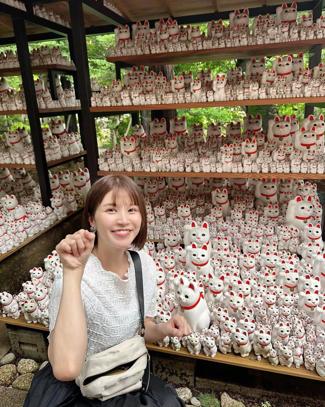 川島菜月のインスタグラム：「. . . おじさんたちが私を見る目がお母さんのよう…😌 . . . #豪徳寺　#招き猫」