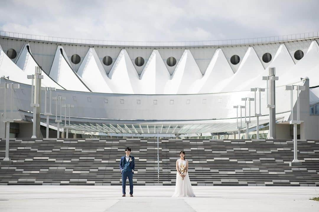 ラヴィ•ファクトリーさんのインスタグラム写真 - (ラヴィ•ファクトリーInstagram)「. 【写真で叶える結婚式】 . 水族館でのウェディングフォト🐬  ダイナミックな大水槽やライトアップされた水槽の前で あえて逆光で撮影することで幻想的なフォトに✨  日常を忘れるような一瞬を残しませんか？🫧 . —————— ラヴィファクトリー: @fukuoka_laviephotography Photographer: ＠aki_batakanobu AREA:JAPAN,FUKUOKA —————— @laviefactoryをフォローして #laviefactory #ラヴィファクトリー のハッシュタグをつけて お写真を投稿してみてくださいね✳︎ . こちらの公式IG（@laviefactory） で取り上げさせていただきます✨ . 思わず笑顔になれるハートのある 「家族写真」はラヴィクルール* >>>@laviecouleur_official . #wedding #weddingphotography #photo  #ハートのある写真 #instawedding #結婚写真 #ウェディング #ウェディングフォト #撮影指示書 #ロケーションフォト #前撮り#写真好きな人と繋がりたい #フォトウェディング #卒花 #後撮り #ウェディングニュース #前撮り小物 #前撮りフォト #前撮りアイテム #ウェディング撮影 #撮影構図 #前撮りアイディア #撮影指示書 #花嫁コーディネート #水族館 #洋装ロケフォト #マリンワールド水族館 #水族館フォト」6月11日 17時32分 - laviefactory