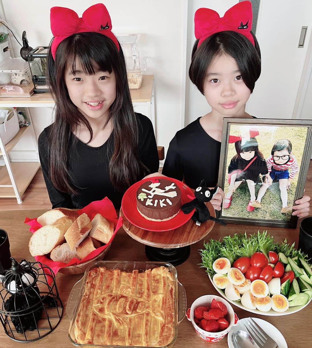 ぴよ。こぱ。さんのインスタグラム写真 - (ぴよ。こぱ。Instagram)「2023.06.02 キキちゃんと同じ13歳になりました。 ﾊｯﾋﾟｰﾊﾞｰｽﾞﾃﾞｰ 13歳❤️❤️  テストの関係で延期になったけど、今日ようやくお誕生日会ができました。  追伸 おそのさんが、バゲットを🥖🥖抱えてパーティに来てくれました。」6月11日 17時27分 - uca.34