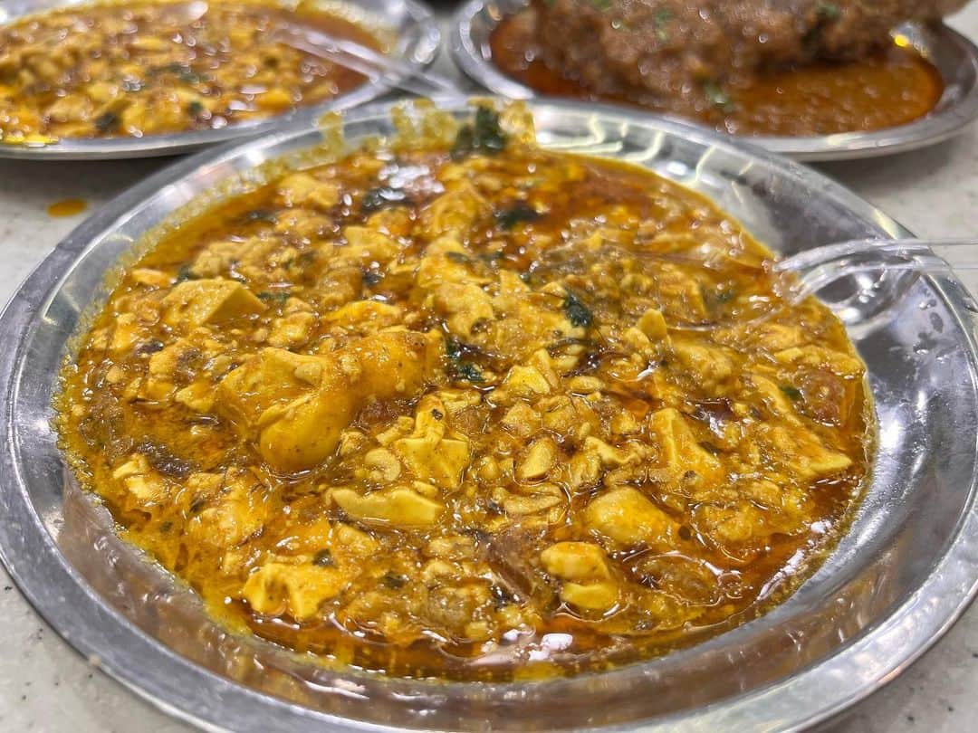 印度カリー子さんのインスタグラム写真 - (印度カリー子Instagram)「インドのムスリムの街で水牛のカレーを食べる  うまし。  インド旅中カレー屋さんに沢山行ったので、ゆっくり以下で紹介していきます  @indocurryko_log   インドに来た際は参考にして行ってみてね」6月11日 17時28分 - indocurryko