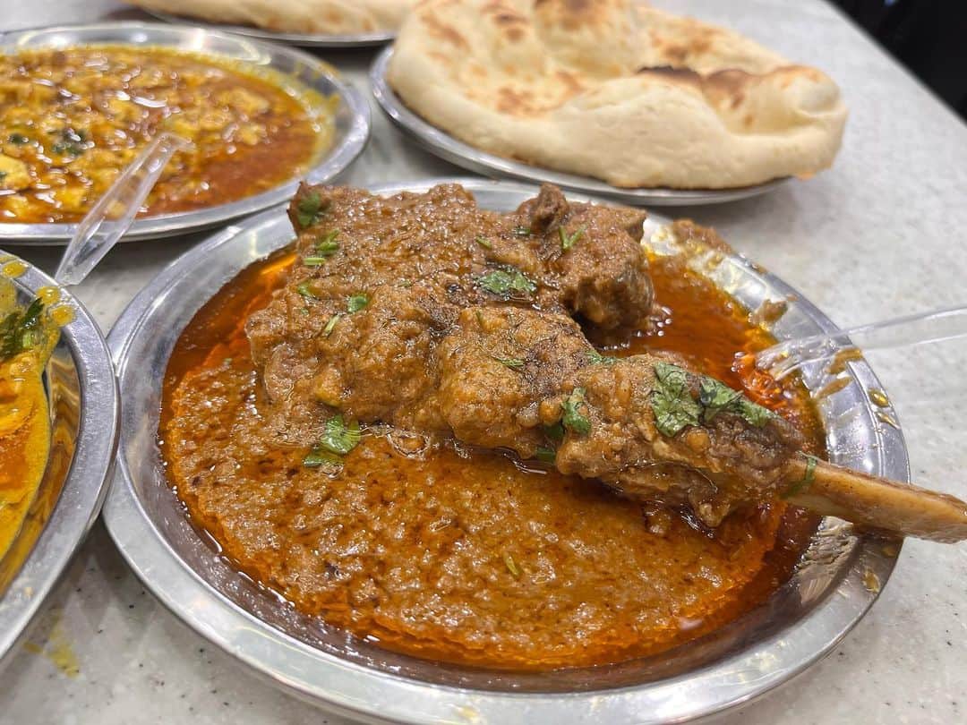 印度カリー子のインスタグラム：「インドのムスリムの街で水牛のカレーを食べる  うまし。  インド旅中カレー屋さんに沢山行ったので、ゆっくり以下で紹介していきます  @indocurryko_log   インドに来た際は参考にして行ってみてね」