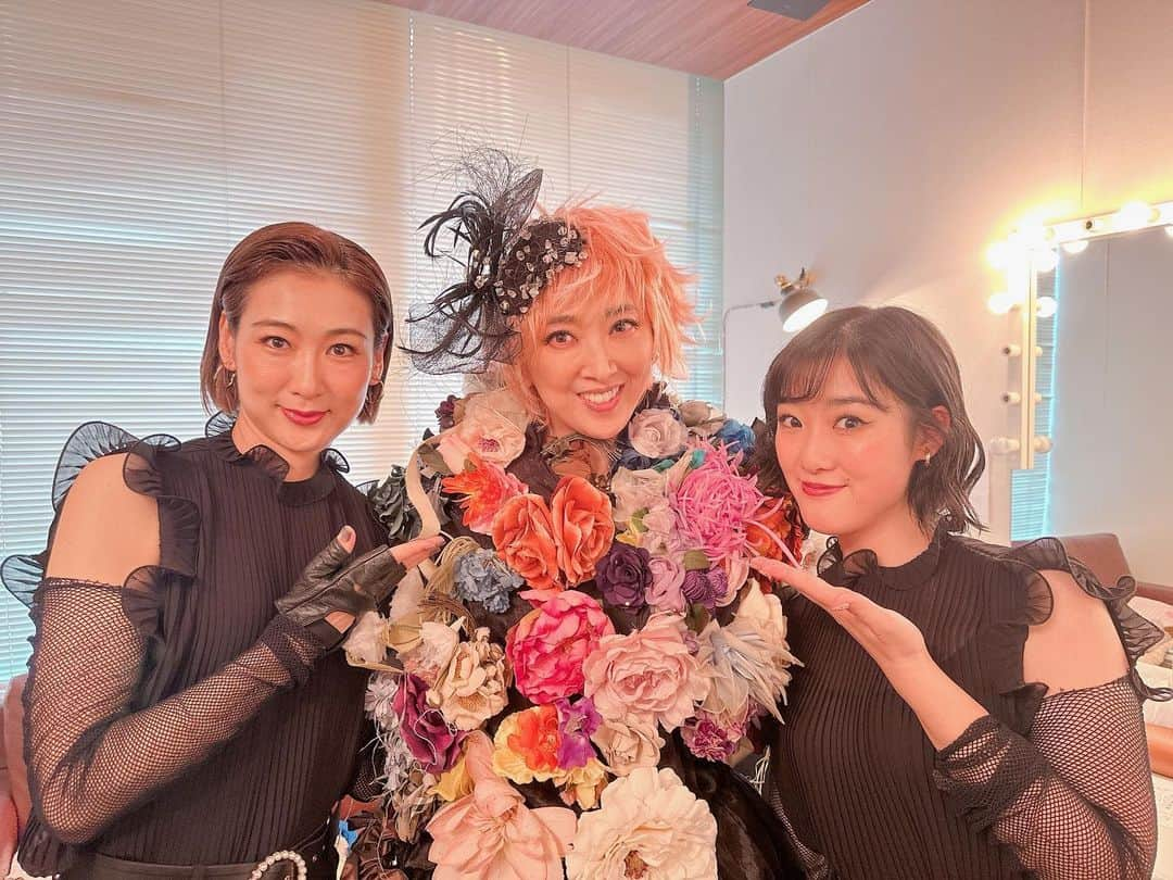 紫吹淳さんのインスタグラム写真 - (紫吹淳Instagram)「「紫吹淳Music Voyage2023〜in LONDON  昨日4回の公演を無事終了致しました　足をお運び下さった方そしてLIVEに携わって下さった全ての皆様に感謝の言葉しかありません　本当にありがとうございました 今回は振付そしてステージングに挑戦してみましたが何事も大変ですね 又次回がある？かは検討しますね… 皆様　本当に有難うございました #cottonclub  #queen  #ビートルズ  #リカリカ  #白鳥かすが #青木梨乃」6月11日 17時29分 - jun_shibuki_official