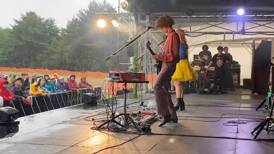 亀本寛貴のインスタグラム：「@thecampbookfes  たまにはステージ袖からの映像載せてみます^_^ 雨の中でしたが熱いライブになったと思います！ 見て下さった皆さんありがとう。  キャンプブック、地元長野の素敵なフェスなのですがなんか空気とか匂いとか少しフジロックの感じに近いんですよね… またさらにパワーアップして帰ってきたい！  #glimspanky #thecampbook #gibsonlespaulcustom」