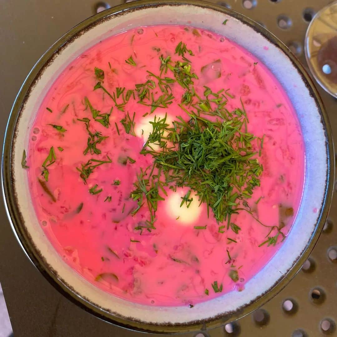 ポーランド政府観光局 ZOPOT w Tokioのインスタグラム：「今日はポーランド北部の町リツバルク・ヴァルミンスキLidzbark Warmińskiのレストランから。🌞 夏の冷製スープ「フォドニック」とメインは魚のフィレのムニエル、デザートはメレンゲとフレッシュクリーム＆フルーツの「ベザBeza」です。  #ポーランド旅行 #ポーランド料理 #海外旅行大好き #chłodnik #polandphotos #cuisine #poland🇵🇱 #デザート  #ケーキスタグラム #もっとポーランド #海外旅行 #グルメ  fot. Iwona Stankiewicz」