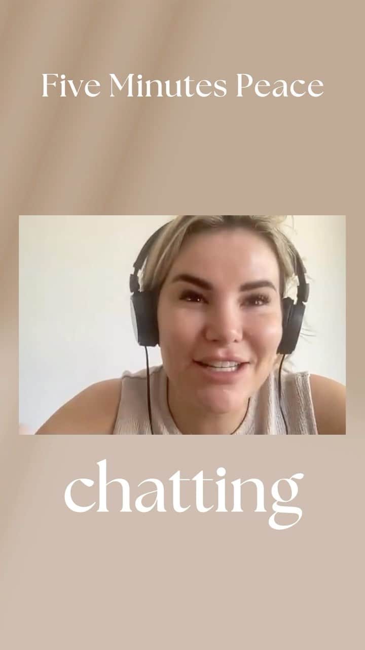 ジョージア・コウソウロウのインスタグラム：「I LOVED chatting to you all on last week’s episodes 💞🎙  Catch up now to hear more about life in Spain, picking my bridesmaids, moans of the week and SO much more ✨  Thanks so much for listening guys and subscribe wherever you get your podcasts 🫶🎧  #fiveminutespeace #podcast」