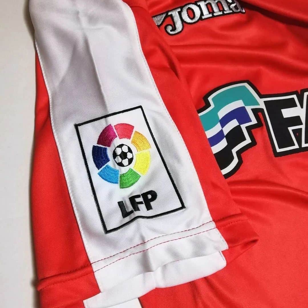 サッカーニュース：Qoly（コリー）さんのインスタグラム写真 - (サッカーニュース：Qoly（コリー）Instagram)「デポルティーボ・ラ・コルーニャ 2003-04 Joma アウェイ半袖 ユニフォーム  #スペインリーグ 、デポルティーボ・ラ・コルーニャの2003-04シーズンのアウェイユニフォーム。  #チャンピオンズリーグ でも使われたアウェイは定番の赤を基調としたデザイン。 胸スポンサー「 #FADESA 」は当時のデポルを象徴するロゴマーク。  エンブレムとリーグパッチはワッペン圧着。 メーカーロゴは刺繍。  国内外で素晴らしい成績を収め、「 #スーペル・デポル 」と呼ばれた黄金時代末期の貴重なユニフォーム。  ▶ご購入は『Qoly×LFB vintage』からどうぞ！→ @qolylfb  #デポルティーボラコルーニャ  #デポルティーボラコルーニャ2003  #アウェイキット #joma #ラリーガ #ラリーガ2003 #サッカー #football #soccer #ユニフォーム #サッカー好き #サッカーユニフォーム #ヴィンテージサッカーユニフォーム #サッカーファッション #スポーツファッション #新品デッドストック #サッカーショップ #サッカーユニフォームショップ #qoly_lfb_vintage」6月11日 16時02分 - qolyjp