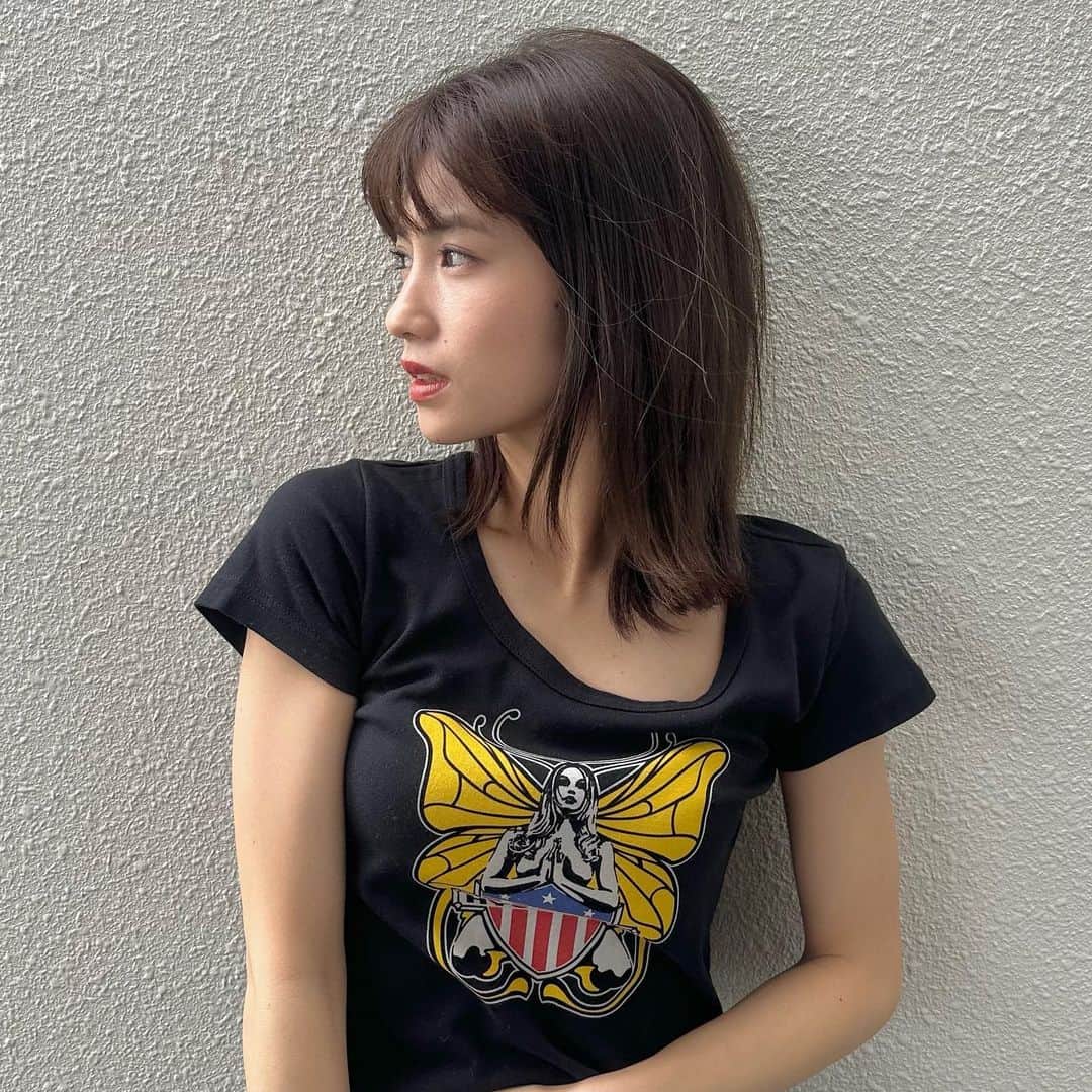 脇あかりのインスタグラム：「梅雨☔️ 湿気と足場が悪くて濡れる 雨の日の満員電車😱😱😱 以外は、割と好き☔️  なぜか、雨って中学の頃思い出す😂 朝起きてヘアアイロンするのに髪の毛いうこと聞かないから、諦めて笑 今日学校行かない🫠って親とゴタって笑 雨だからいつもより学校の近くで降ろしてもらって🚗 休み時間は、 みんなが室内にいるのがなんか好きだった😐🧡授業の雰囲気も雨の日って、なんかみんな落ち着きなくて笑　  なんなんだろ🙄いつもより、目に見えない距離が近い感じ？思いやりがある感じ？ なんか好きだったなぁ〜  みんなは、雨好き〜？  #雨　#雨の日　#梅雨　#6月」