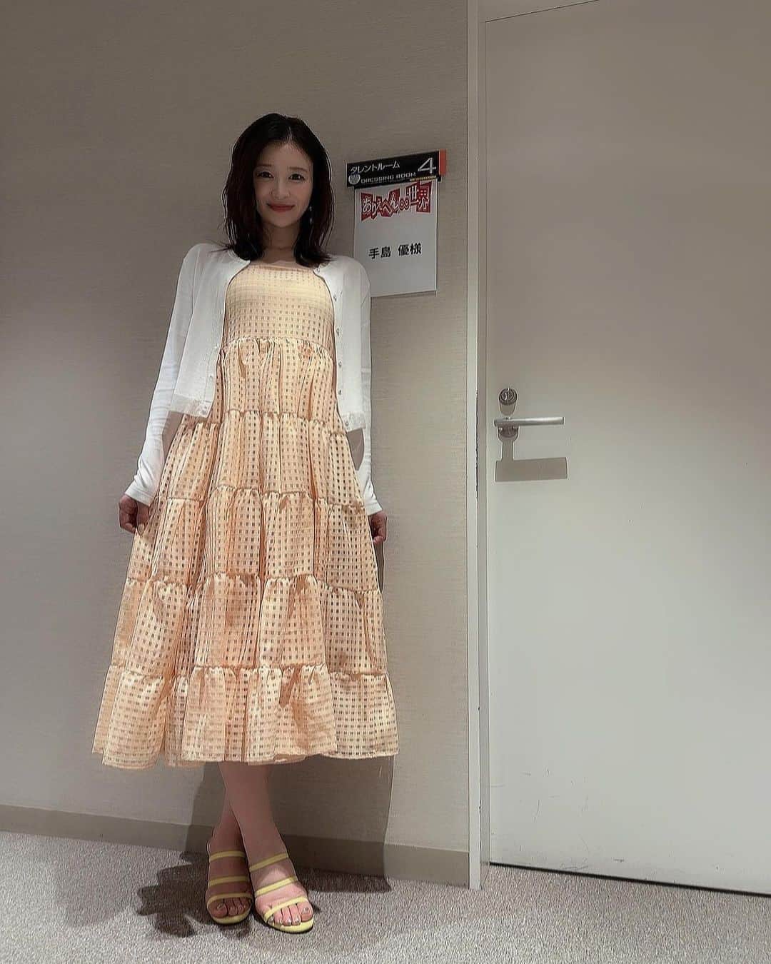 手島優のインスタグラム：「・　  ⭐️出演のお知らせ⭐️   6月13日(火)18:25〜20:54 テレビ東京「ありえへん∞世界SP」 に出演します☺️   衣装 ワンピース @rosebud_official_  カーディガン @celford_official   です✨  収録めちゃくちゃ楽しかったです♪  なんだか照明当たってない所に立ってたみたいで…写真暗くてごめんなすって🙏笑  #お知らせ #ありえへん世界 #出演 #ローズバッド　#セルフォード #衣装」