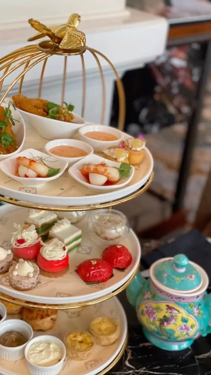 畑田亜希のインスタグラム：「🌼プラナカンスタイルafternoon tea🫖   娘のリクエストでintercontinental hotel のハイティーへ🩷  私もプラナカンスタイルに行ってみたかったので楽しかった☺️ お誕生日も近かったのでサプライズケーキ🎂  プラナカン食器が可愛くって、色々集めたくなるわ😚  #2023 #singapore #singaporeafternoontea #intercontinental #プラナカンスタイル」