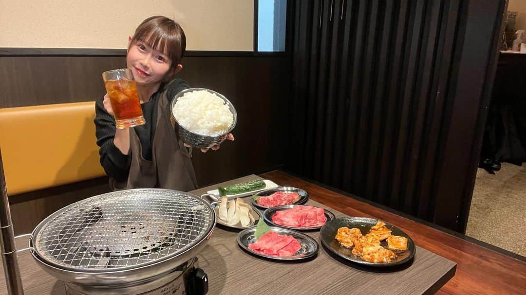 おごせ綾のインスタグラム：「え！ここのホルモン焼肉超最高❤️ ホルモンやお肉はもちろん❗️ からあげ、一品料理、本格ラーメンまで😳 更にウーロン茶が0円＆卓上レモンサワーまである🤣  毎日通って良いですか？😂  @ensho8133  #ホルモン酒場円笑 #焼肉 #大食い  #富山」