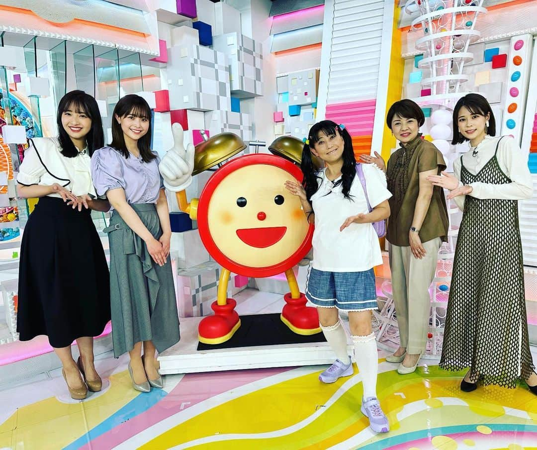 西山喜久恵のインスタグラム：「⏰ めざましテレビのスタジオに可愛い😍小学生の女の子が遊びに来てくれました‼️ なんとも言えない魅力溢れる女の子と一緒に、今夜7時からの「千鳥のクセスゴ❗️」に出演してます。  #めざましテレビ #千鳥のクセスゴ  #小野寺みい #友近さん #鈴木唯 #藤本万梨乃  #渡邊渚」