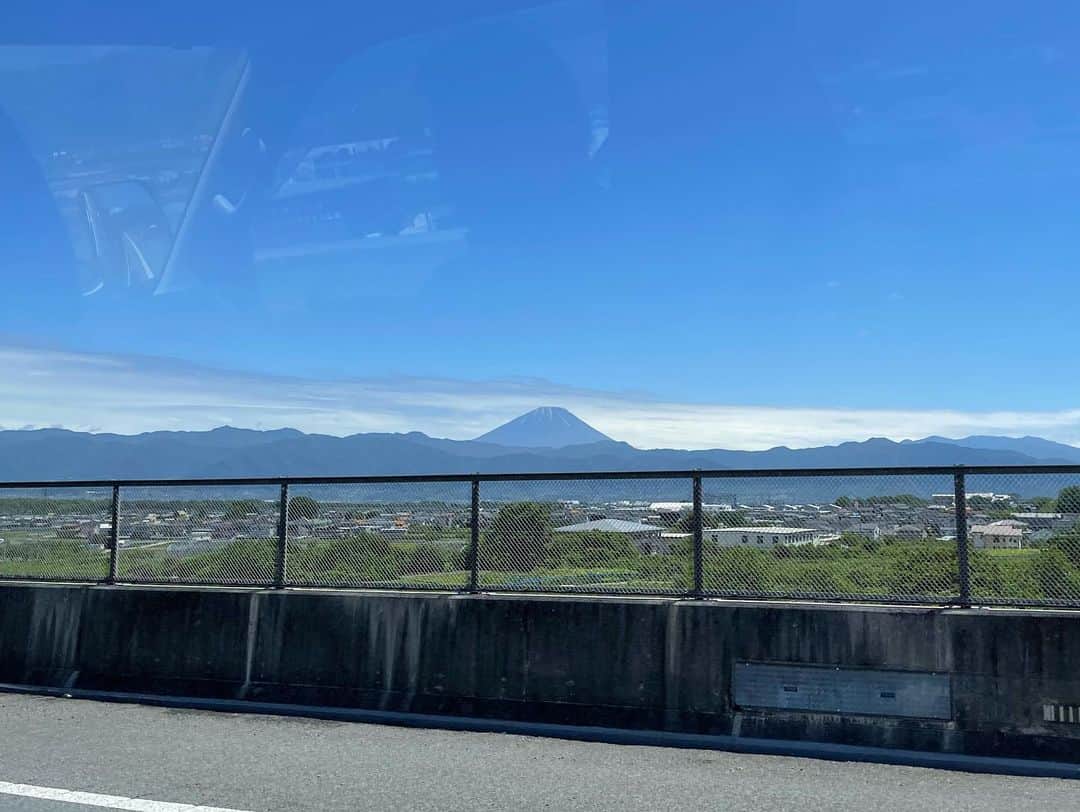 渡辺瑠海さんのインスタグラム写真 - (渡辺瑠海Instagram)「. 静岡県で取材をした翌日に 帰りの道中で撮影した空の写真。 途中で寄ったSAで思いっっきり深呼吸。 心まで晴れやかになりました。 富士山も見えましたよ🗻 . . 大雨の被害で大変な思いをされている皆さん これからの雨にも十分気をつけていただきたいです。  今日のサンステでも台風3号と その影響についてお伝えする予定です。 今夜もどうぞよろしくお願いします！  衣装 @tonal_official   #サンステ #サンデーステーション #お天気コーナー #きょうのイロドリ」6月11日 16時20分 - rumi_watanabe_ex