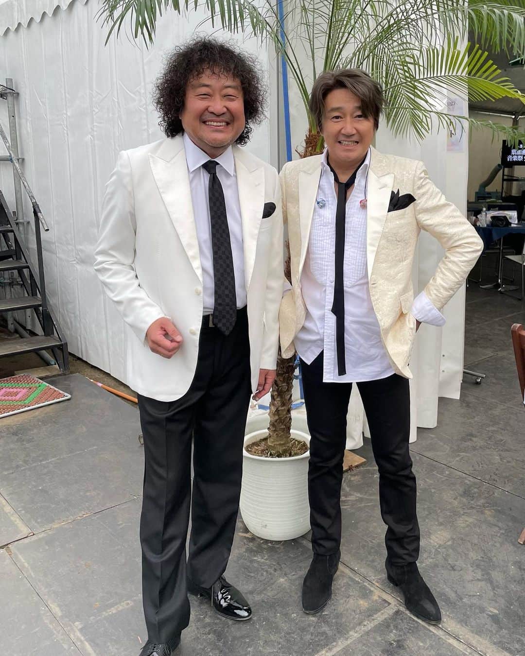 葉加瀬太郎のインスタグラム：「葉加瀬太郎音楽祭in東京 明治神宮⛩️外苑公演にいらして下さった15000名の皆さまありがとうございました。 東京のど真ん中で沢山のお客様、素晴らしいバンドメンバーとゲストと共に最高に楽しい一日になりました〜  梅雨の時期の野外フェスはハラハラしますが、3週間、4回の本番日が全部☀️って凄すぎる。 雨の中の準備、リハーサル、設営、撤収をしてくれたスタッフにも心から感謝しています。  ゲストとのショットです✌️ 僕の寄せ寄せファッションも楽しんでくださ〜い！ まずはマッチさん、奥田民生さん、ゴスペラーズ、さだまさしさん、CHEMISTRY、羽毛田さん&青柳誠さん。 素晴らしいパフォーマンスをありがとうございました😊 ゲストとのツーショットまだまだ続けて出しま〜す。 お楽しみに〜👋  #葉加瀬太郎音楽祭2023 #明治神宮外苑 #葉加瀬太郎  #近藤真彦 #奥田民生 #ゴスペラーズ #さだまさし #CHEMISTRY #羽毛田丈史」