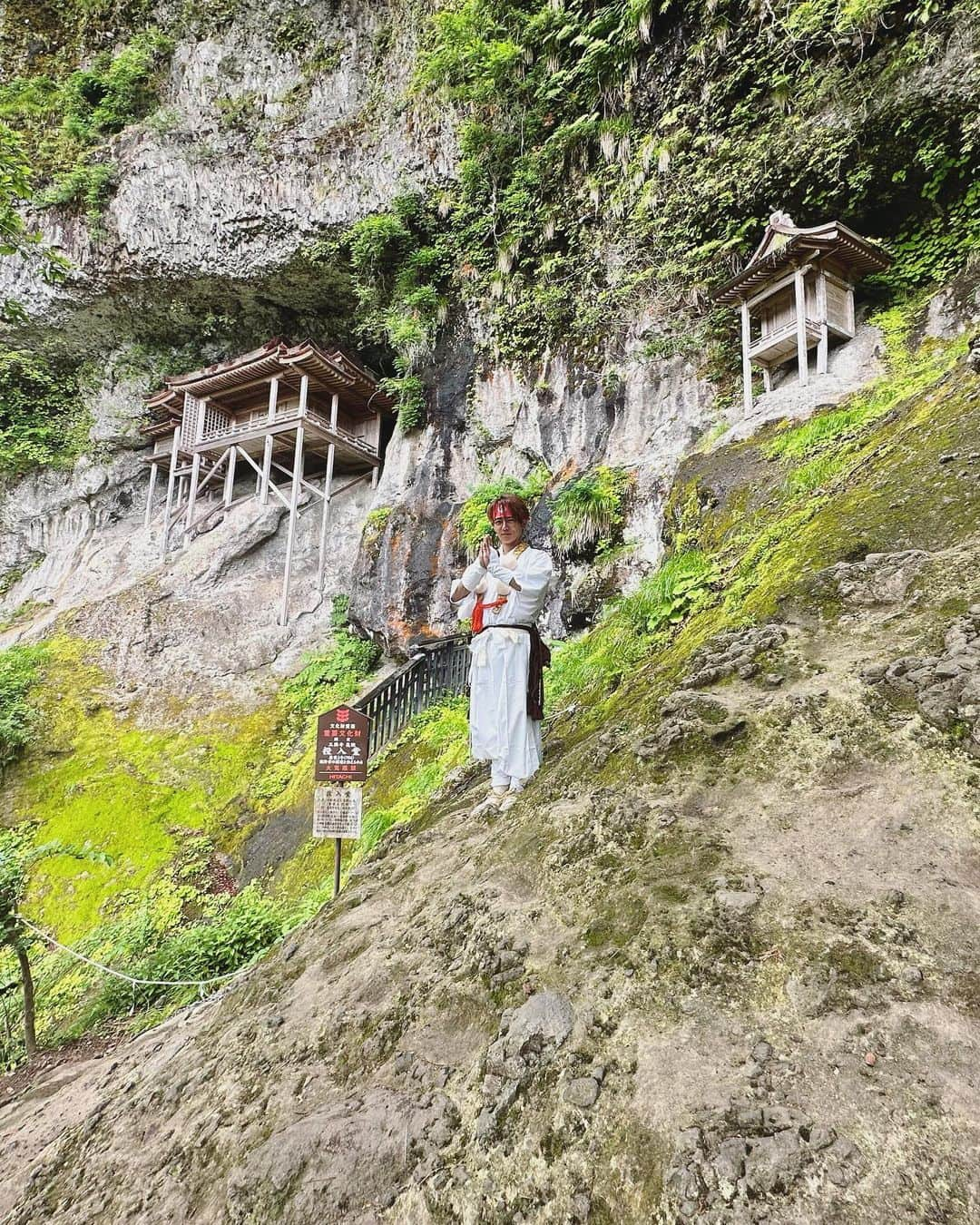 杉浦太陽さんのインスタグラム写真 - (杉浦太陽Instagram)「日本一危険な国宝！ 三徳山三佛寺投入堂へ！  六根清浄✨清められました✨✨  @sugiurataiyou_official  #鳥取県 #日本一危険な国宝 #三徳山三佛寺投入堂  #三徳山入峰修行  #山伏 #六根清浄 #マジで大変だったけど、 #行ってよかった場所  #清められました！ #行かなきゃわからないことがある」6月11日 16時24分 - sugiurataiyou_official