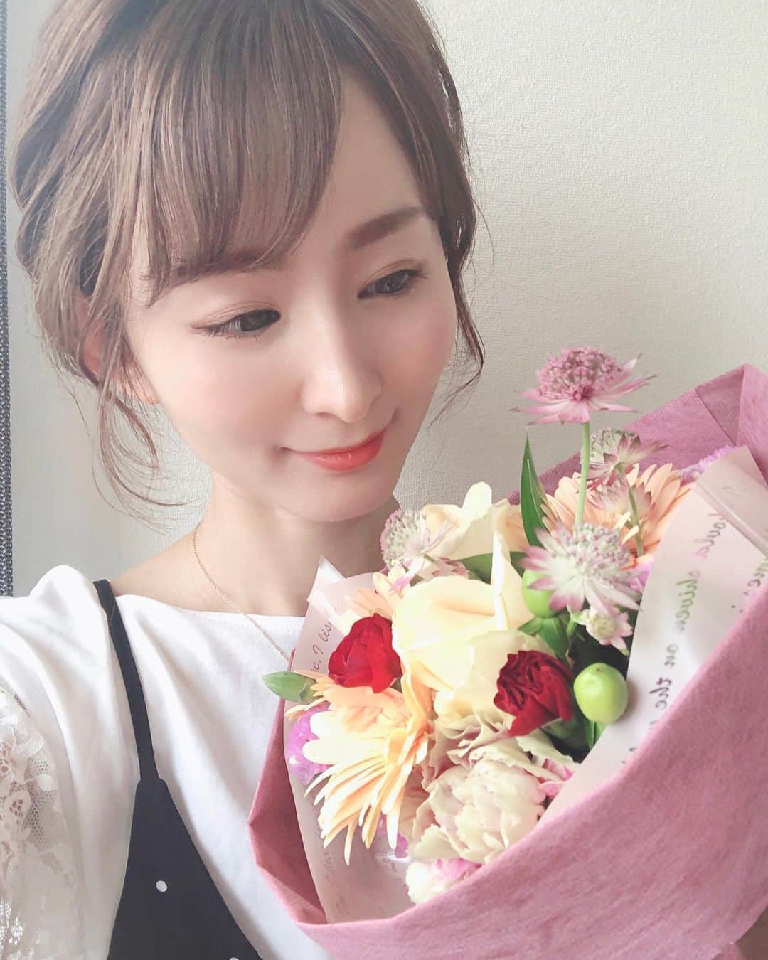 のインスタグラム：「また一つ歳を重ねました☺️  お誕生日は何がしたい？ と聞かれたら、、、  オシャレなお店にディナーに行きたーい✨と答えていた20代🤭 ↑若かった（笑）  それが、  ゆっくり座ってご飯を味わいたい！になった30代（笑） ↑ 子育てに追われ、ゆっくり食べる事もできずご飯の味なんて全然覚えてない笑  40代の今は、、 時間を気にせずに、丸一日自分の好きな事をしたい！ が、願いです🤲 ↑ ワンオペ過ぎて、 子供が生まれてから丸一日1人になった事が無い、、、😅 お母さん、誰にも邪魔されず、一日中ゴロゴロしたい（笑）  息子たちが成長したら、 きっとこんな願いも懐かしく思うんだろうなぁ✨  まだまだ先は長いので、 できる範囲で、自分の好きな事をして、息抜きして、、、 無理せずゆる〜く頑張ります💪  #🎂  #お誕生日 #birthday  #happybirthday  #誕生日にしたいこと  #40代 #小学生ママ」