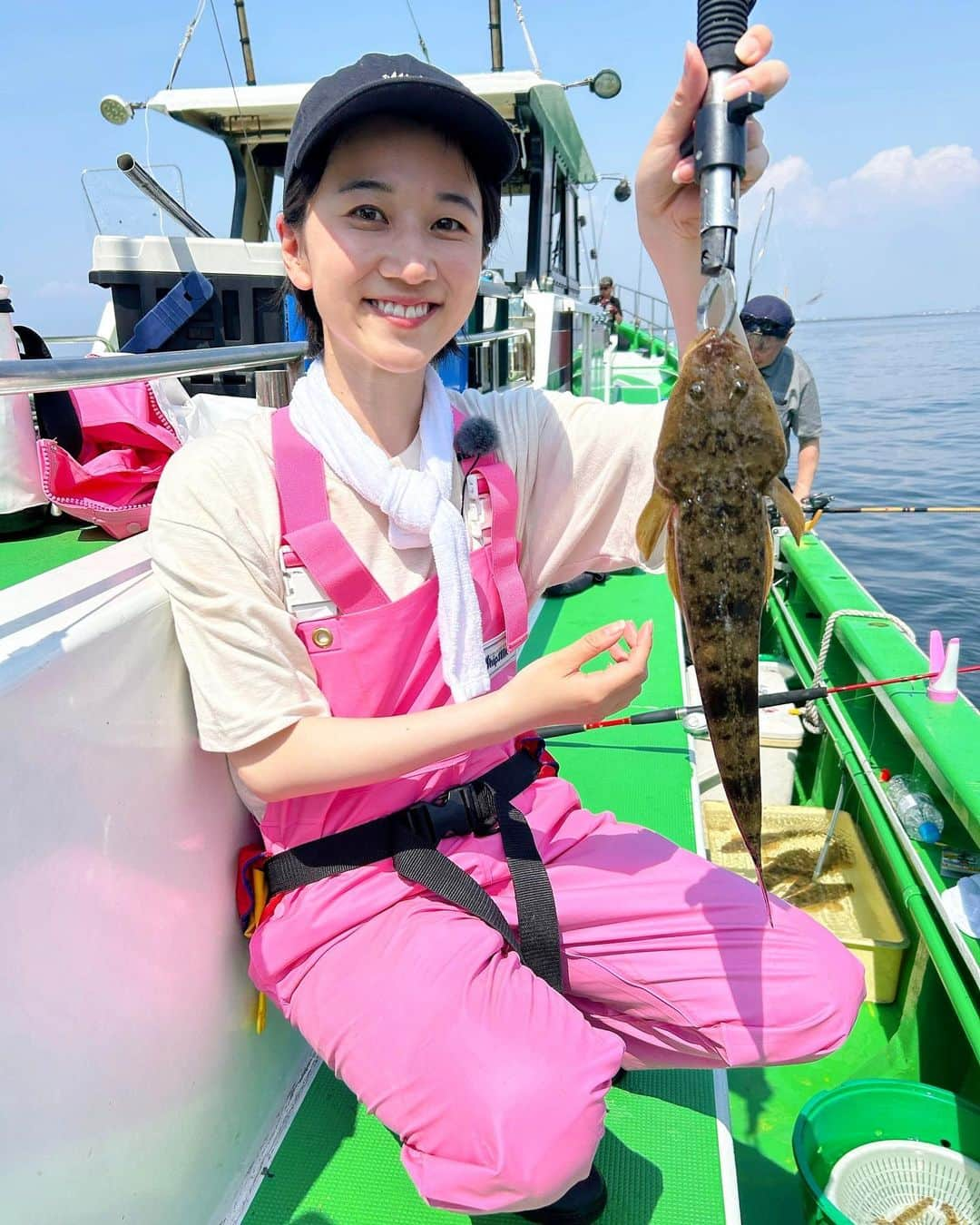 太田唯のインスタグラム：「夏のマゴチ釣り🎣 @fishingvision   . 明日6/12(月)20:00〜 釣りビジョンにて 「きょうも大漁！関東沖釣り爆釣会」 〜エビマゴチ釣り編〜 が放送です！  わたし的には一番苦戦するエサが サイマキなんだよなぁ... 🦐(小型の車海老) 広報部に笑われつつ、鮮度重視で格闘しつつ... 50cmオーバーのマゴチを狙ってきました 🔥  夏に絶品になるマゴチ！ ぜひお楽しみに〜！  . #マゴチ釣り #深川吉野屋 #釣りビジョン #釣り  #fishing #釣りガール #アウトドア #shipsmast」