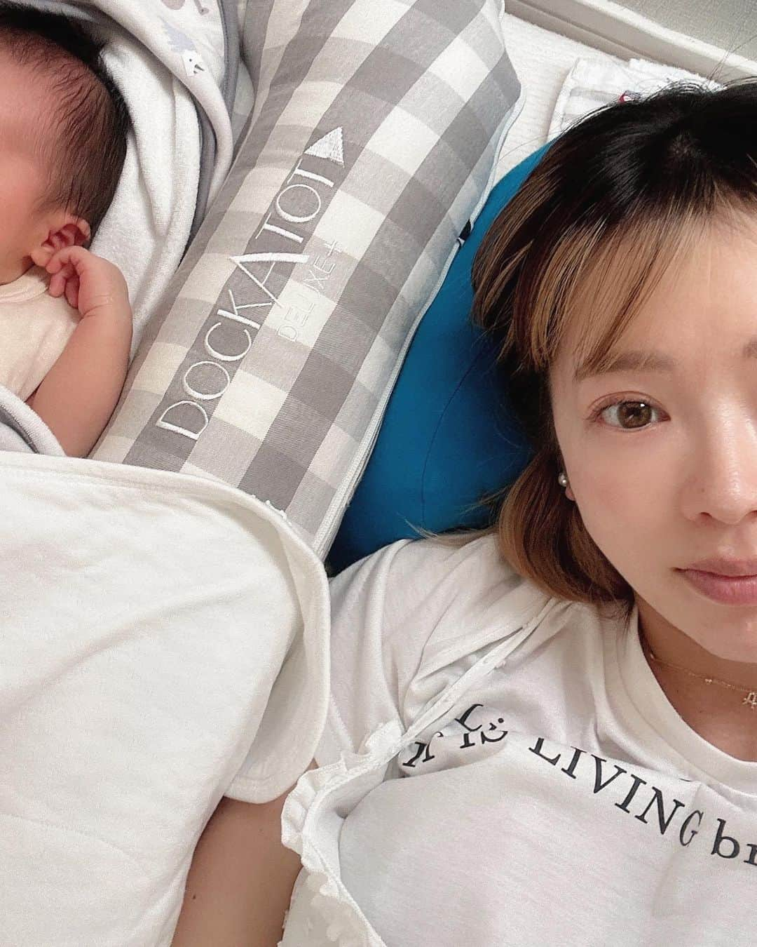 鈴木あやさんのインスタグラム写真 - (鈴木あやInstagram)「【おすすめベビグッズ紹介👶🤍】 ①うちはベビーベッド場所とるからいらないねってなって @dockatotjapan のベッドにしました🕊️✨ ママのお腹の中にいる環境に近く赤ちゃんが安心して良く寝ると噂を聞いたのと、うちらの中で子育てのカリスマいーちゃん @sunwei1013 がお勧めしてくれたから信頼しかないからこれにした🫶🏻笑 白は寝室用に🌙💤 チェック柄はお昼寝部屋に💛  安定感あるし、夜はこのおかげかまじで手がかからない😳！ 昼間はちょっと泣いたりグズるけど、夜はまじでぐっすり👶💤  ②授乳クッションはお祝いでいただいた @yogibojapan のYogibo Mega Moon Pillow💙 妊婦の時は寝る時抱き枕にしたりソファ座る時に背もたれにしたり、腰痛軽減出来るしめちゃ使えた😳 出産後は授乳クッションにもなるし本当使える👏🏻✨」6月11日 16時32分 - techitechiaya