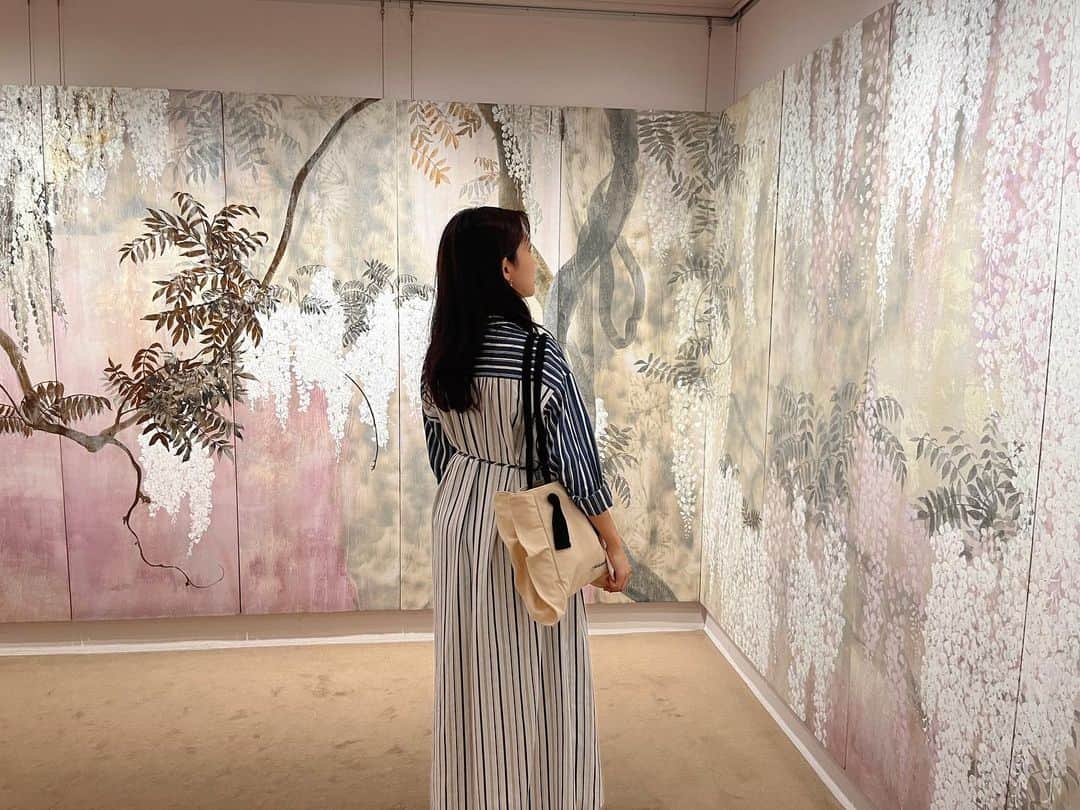 石川彩夏さんのインスタグラム写真 - (石川彩夏Instagram)「#郷さくら美術館 で開催されている 「FROM それぞれの日本画」見てきました☺️  というのも✨ 知り合いの方の絵が展示されているので行ってきました✨  日本画家さんたちとはご縁があって 一緒にご飯食べたりもしていて 色々とお話聞くんだけど 興味深くて✨ アートの世界の大変さや面白さを学ばせてもらっています☺️  #日本画家 #中目黒 #中目黒散歩 #美術館 #japanesepainting #artmuseum #日本画 #石川彩夏 #satosakuramuseum」6月11日 16時36分 - ayaka0711zi
