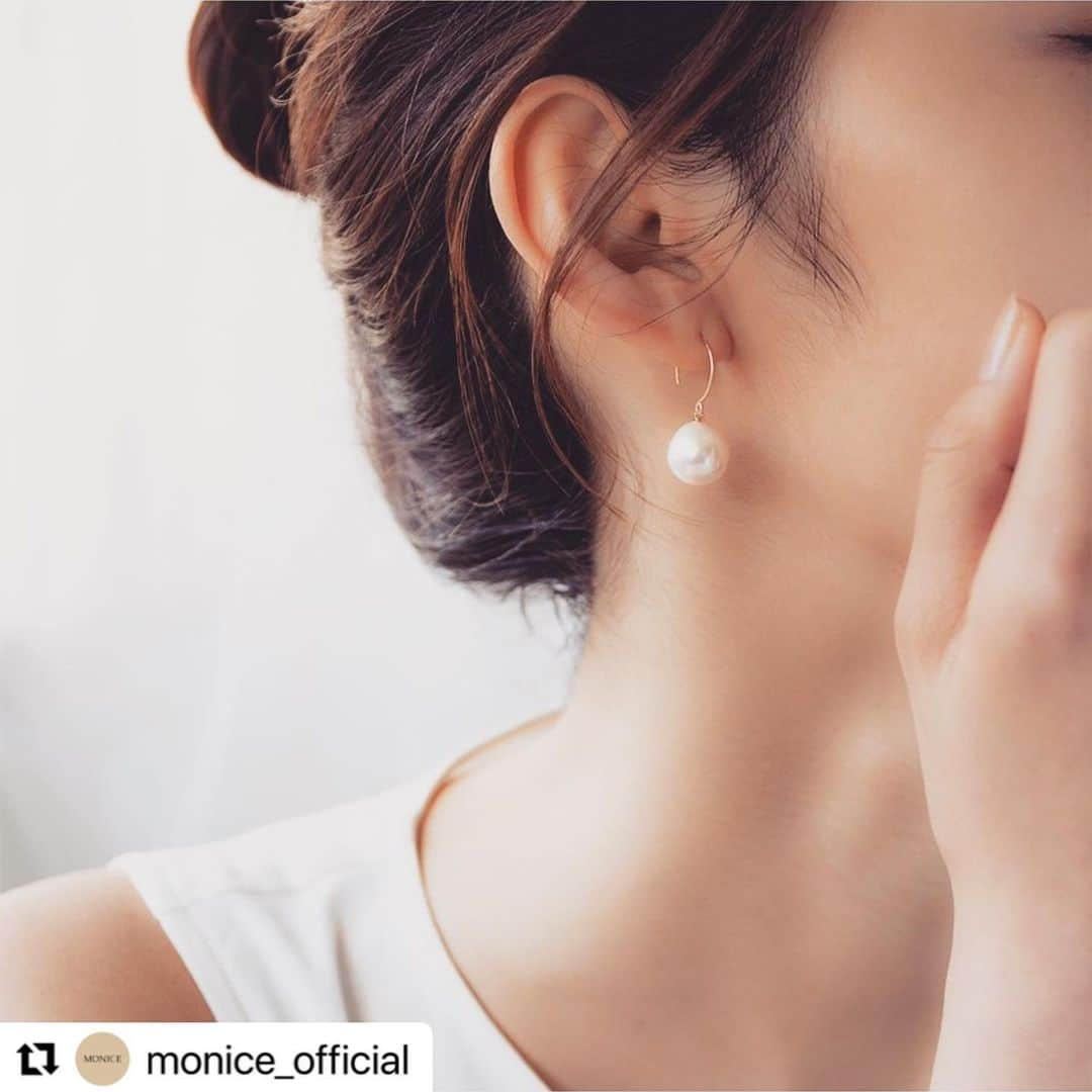 日吉晶羅のインスタグラム：「#Repost @monice_official with @use.repost  ・・・ . 希少な大粒の淡水パールが魅力のフックピアス. 儚く柔らかな光を放つその姿から「月の涙」とも言われるパールの神秘的な美しさをお楽しみください.  MYK0023P1. K18YG,fresh water pearl.  撮影で今までつけることがなかった デザインのジュエリーをつけさせてもらうと こういうのも可愛いんだなぁ🥰 と気付かされて、楽しいです❣️  #monice #モニス #jewelry #ジュエリー #K18 #pearlearrings #freshwaterpearl #パールピアス #model #me #ピアス #アクセサリー女子」