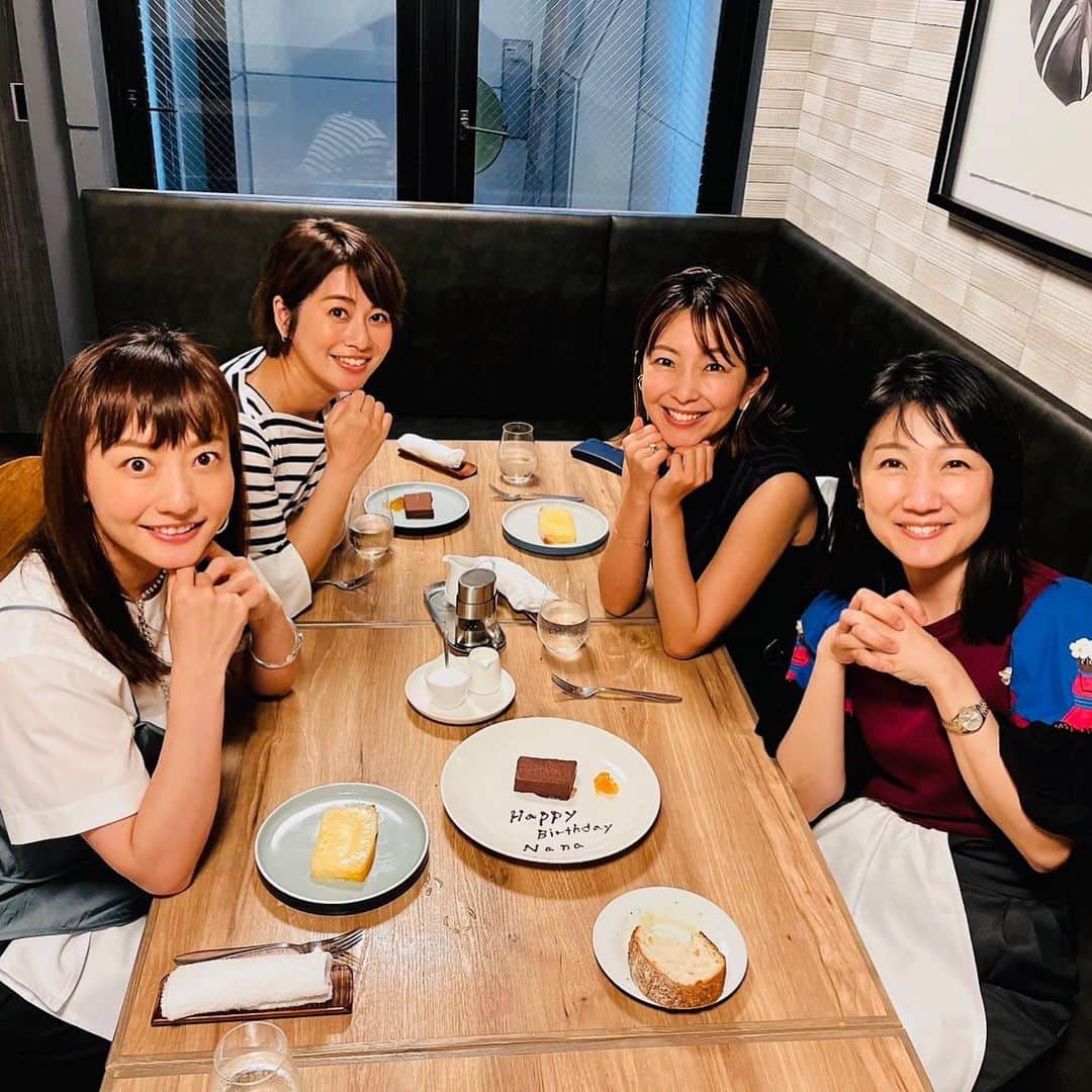 久保田直子のインスタグラム：「かつて大木先輩は言いました…「30こえたらみんな友だち😆」  そのとーり！！！  40をこえた今、、、 もはや年齢順は忘れました😂  ナナさん @nanako_uemiya_ex のお誕生日もお祝いできてよかったー🎊」