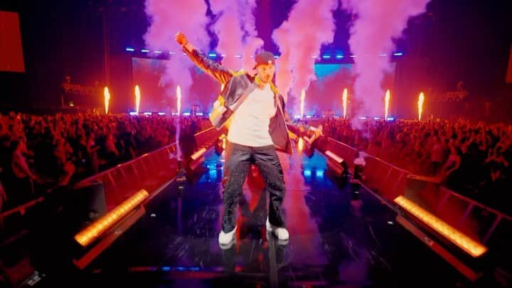 エム・ポコラのインスタグラム：「Merci à toutes celles et ceux qui sont venu(e)s célébrer 20 ans avec nous sur cette première de la tournée dans la plus grande salle d’Europe… Merci d’être toujours plus nombreux 20 ans après, cette histoire est merveilleuse. Je vous avais promis le show de ma vie, le voilà. Hâte de vous voir sur la tournée. 🙏🏼🫶🏼  Merci à celles et ceux qui partagent la scène avec moi : @boom2music @hailedasta @mika_joseph @mathieuedward3 @armizy @sethanietaing @alissa_edn @rochka_noel @nastialoff @kutyoff @alana.rixon @rubix_criminalz @kefton_enfant.prodige @audjyan @leonabarcou @jacky_desauguste @mvvxx @johnnyvongratsavai   Merci @vitaa et @dadju d’avoir partagé ce moment avec moi sur scène.  Merci à mon binôme @hakimghorab avec qui je monte tous mes shows depuis ma première tournée . Ça bouge pas. (Merci @marycebrian du Player Tour à la tournée des 20 ans…)  Merci @romain_pissenem de nous avoir épaulé sur ce show. Et @gallouxn pour tes lights de fou.  Merci @armizy pour les chorégraphies depuis tant d’années on se sait. (S/o @jerkyjessy pour « déjà volé)  Merci @boom2music à la direction musicale. Tu sais, je sais. On est ensemble.  Merci ma @axla.__  @sergeynovikov_paris pour les tenues.  Merci à mes équipes technique (plateau, son, lumières, décors, vidéo, habilleuses, catering, chauffeurs etc…) et l’équipe de production @arachneeproductions . Tellement bon de tous vous retrouver…  Et enfin merci à mon management @thierry.said et @kikslaser mes piliers de tous les jours dans cette aventure.」