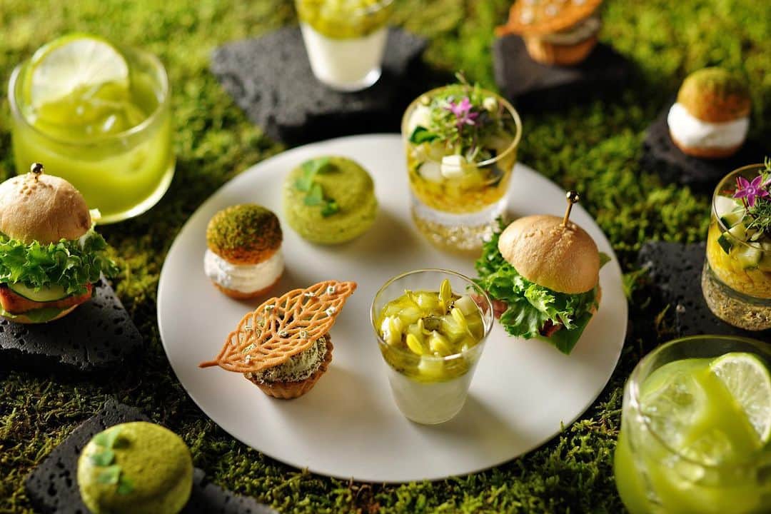 のインスタグラム：「. 奥入瀬渓流ホテルでは6月1日から8月31日の間、苔のかわいらしさを堪能する「苔アフタヌーンティー」をお楽しみいただけます🌱🧁  奥入瀬渓流では約300種類以上の苔が生息しており、「日本の貴重なコケの森」に選定されています🌳🧐 そんな苔が豊かな場所でお楽しみいただけるのは、奥入瀬渓流の代表的な6種類の苔をイメージしたフィンガーフードです✨  当プログラムでは心ゆくまで苔を愛でながらアフタヌーンティーを楽しめるよう、 包み込むような苔の景色を目の前にゆっくりとお過ごしいただける渓流沿いの特等席へご案内いたします🌿🔅  小鳥のさえずりや渓流のせせらぎを聴きながら奥入瀬渓流のミクロの世界の魅力を楽しめる「苔アフタヌーンティー」をぜひご堪能ください🫖🍴  #hoshinoresorts　#oirasekeiryuhotel　#奥入瀬渓流ホテル　#星野リゾート　#奥入瀬渓流　#青森旅行　#oirase　#絶景ホテル　#国立公園　#リゾートホテル #アフタヌーンティー」