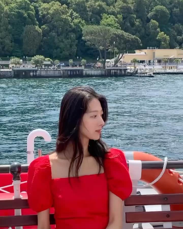 のインスタグラム：「🇮🇹🌊🚢♥️  초록과 윤슬 그리고 빨간색 내가 좋아하는 것들」