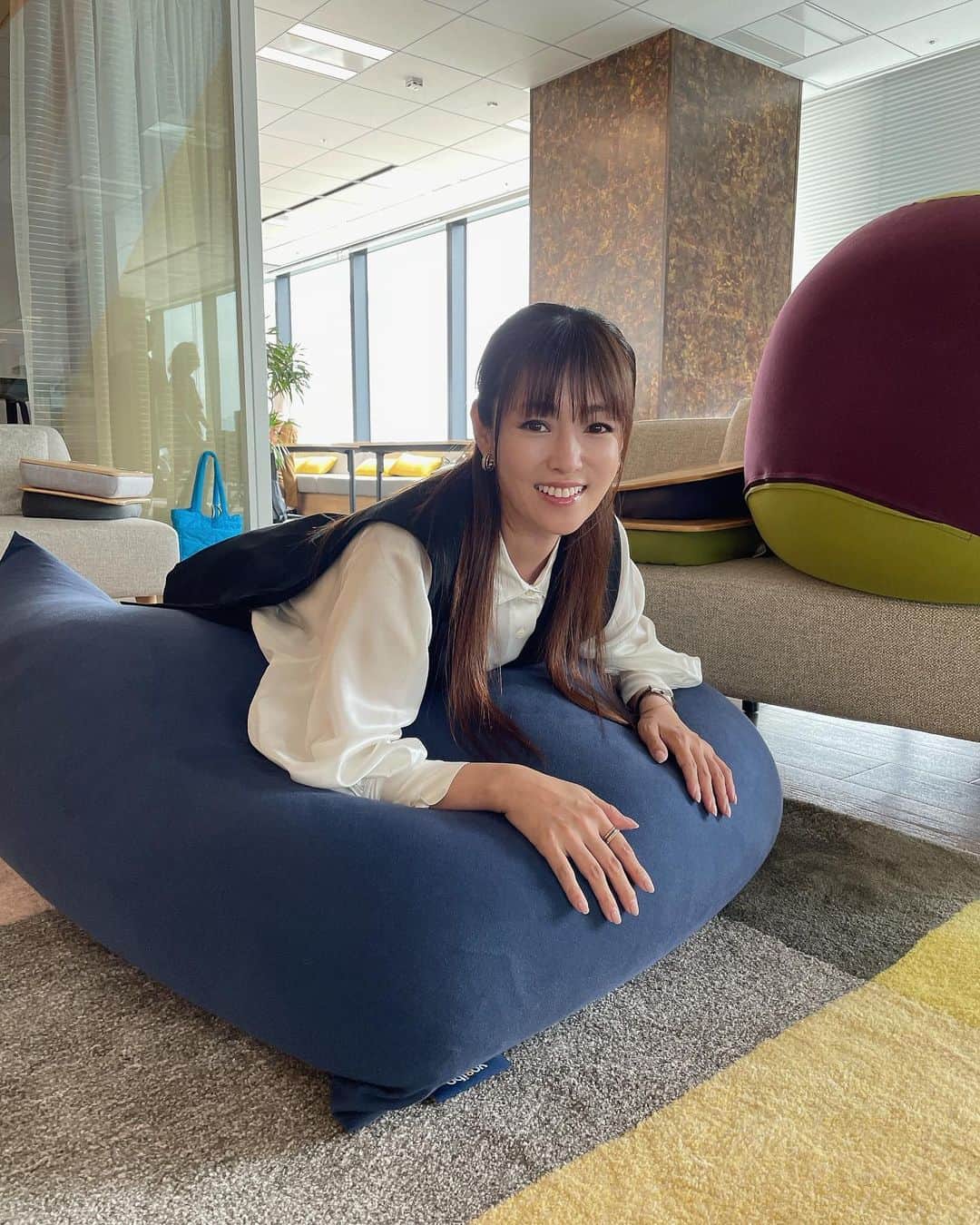 深田恭子のインスタグラム：「梅雨入りの季節になりましたが皆様如何お過ごしですか？☔️お出掛けの方もお仕事の方も足元にお気をつけて、心は晴れやかにお過ごしくださいね🥺 TBS7月クール火曜ドラマ「18/40 ふたりなら夢も恋も」にクランクインしています🫧 可愛い福原遥ちゃんと毎日楽しく撮影しています🐰💕遥ちゃんの笑顔に日々癒されています🥰撮影の合間に現場にあったYogiboで遊んでしまいました🧸Yogibo初体験だったのですが、気持ち良くて何度も何度もダイブしてしまいました😳お家に置こうかなぁ…でもそうすると犬に取られてしまいそう…🐶迷うー😥 #福原遥　ちゃん #深田恭子 #エイティーンフォーティー」