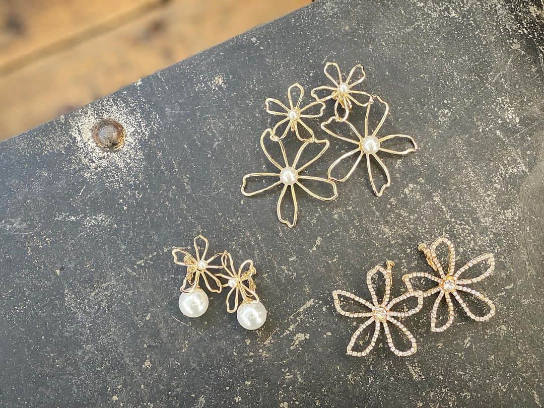 のインスタグラム：「＊  Accessories_ Hatsuko Endo Weddings  ハツコ エンドウ ウェディングス銀座 03-3563-1411  #hatsukoendo  #hatsukoendoweddings #hatsukoendobeauty #abyhatsukoendo  #wedding #dress #hair #makeup #bridal #photo #shooting #accessories #new #ハツコエンドウ #ハツコエンドウウェディングス #ウェディングドレス #カラードレス #エーバイハツコエンドウ #ブライダル #ビューティー #ヘアメイク #撮影 #オフショット #プレ花嫁 #日本中のプレ花嫁さんと繋がりたい #アクセサリー #新作 #イヤリング #パーティーアクセサリー」