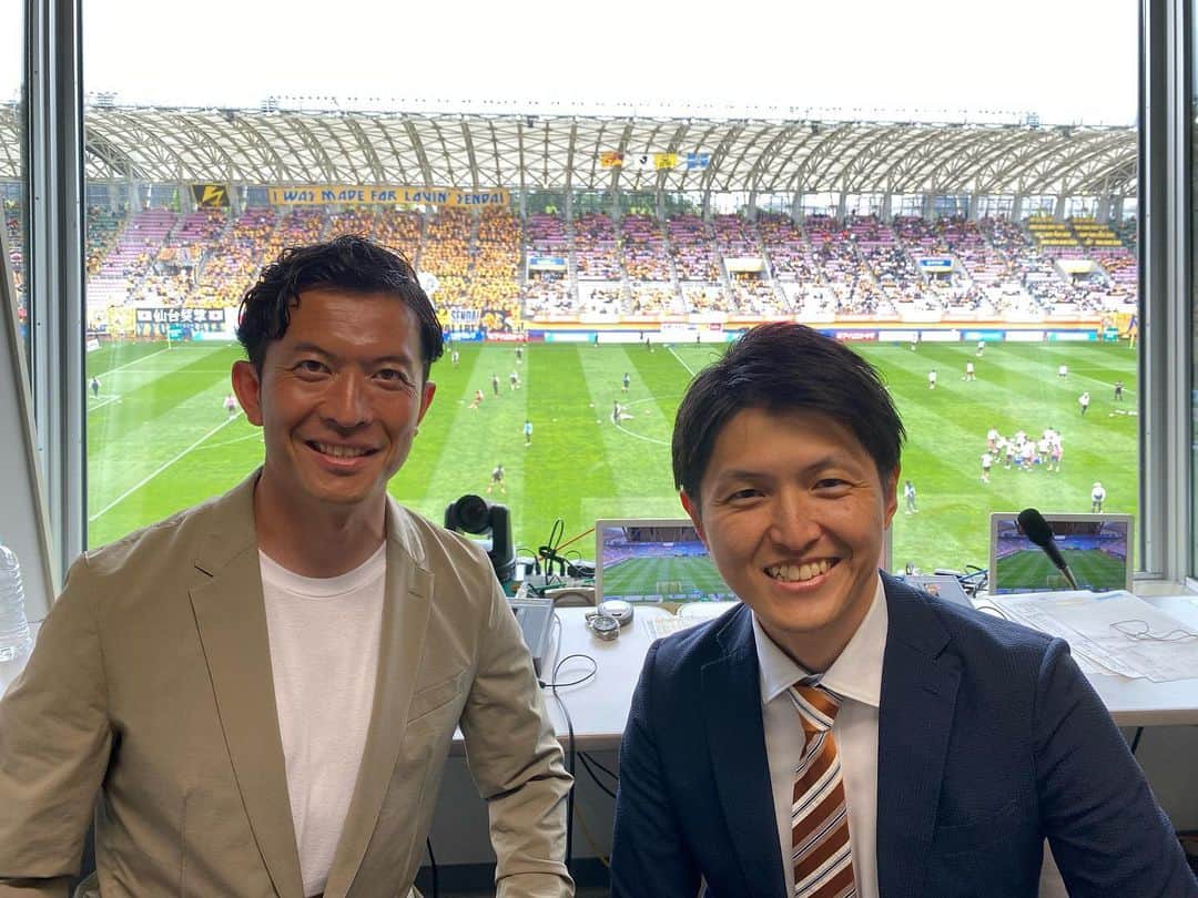 太田吉彰のインスタグラム：「NHK総合・1仙台　 ベガルタ仙台vsジュビロ磐田の試合 解説🎙をさせていただきました。　  在籍した両クラブが対戦する試合の解説ができ、 嬉しかったです。　  #NHK #仙台　#40歳  #ベガルタ仙台　#ジュビロ磐田　#ユアテックスタジアム仙台　#解説　#太田吉彰　 #深澤健太　さん」