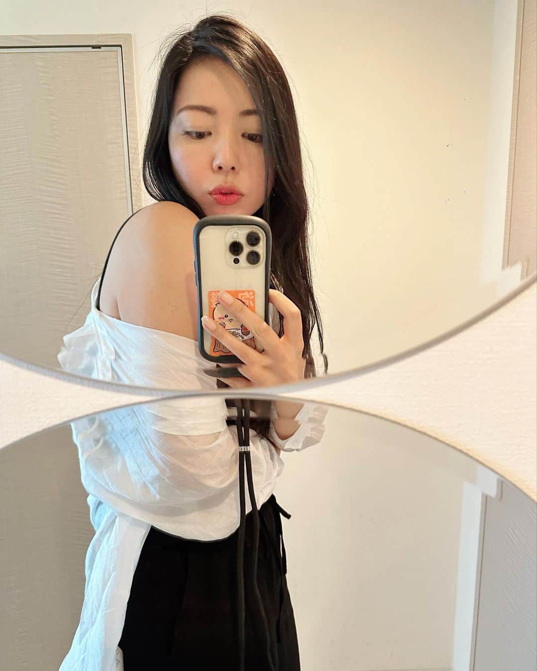 黒木桃子のインスタグラム：「みんな、良い日曜日過ごしてる？💐  #selfie #sundaymood #rainyday☔ #くりまんじゅう」
