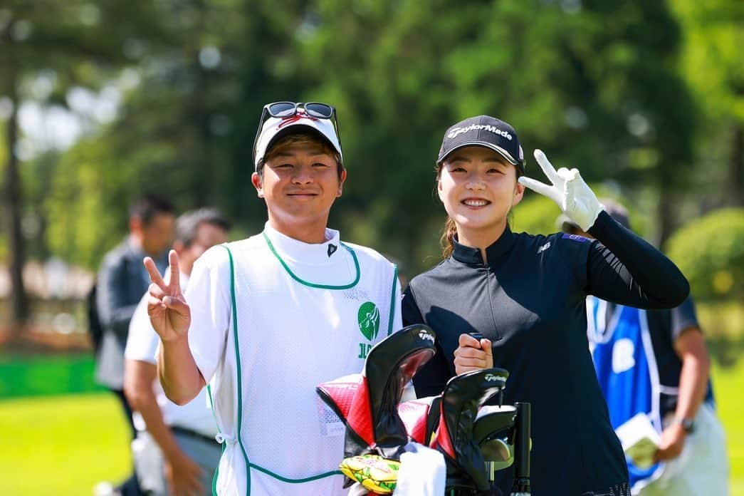 山内日菜子のインスタグラム：「． #宮里藍サントリーレディスオープンゴルフトーナメント 61位T。。。  予選２日、うまくゴルフ出来ていましたが、 決勝２日、なんとも悔やまれる結果でした。 気持ちと体が一致していない感覚です。 難しいところですが、こういうのも経験の一つだと思います。  今週は弟の南雲キャディでした！ (@jholic_nagumo ) １週間良く頑張ってくれました！ ナイスアドバイスもあった👏🏻 南雲キャディは初でしたが、 なかなか面白い１週間になりました😁 ありがとう！ 山内家、全員でこれからも頑張ります🔥 1番下の弟の出番はいつか…?!笑  #ライク株式会社　#LIKE #コアグループ #CORE #栗東ハウジング #imacoco #大東建託未来アスリートプロジェクト #大東建託 #teamdaito #チーム大東 #春風海運 #TaylorMade #TaylorMadeGolf #newbalance  #newbalancegolf #野村循環器内科クリニック」