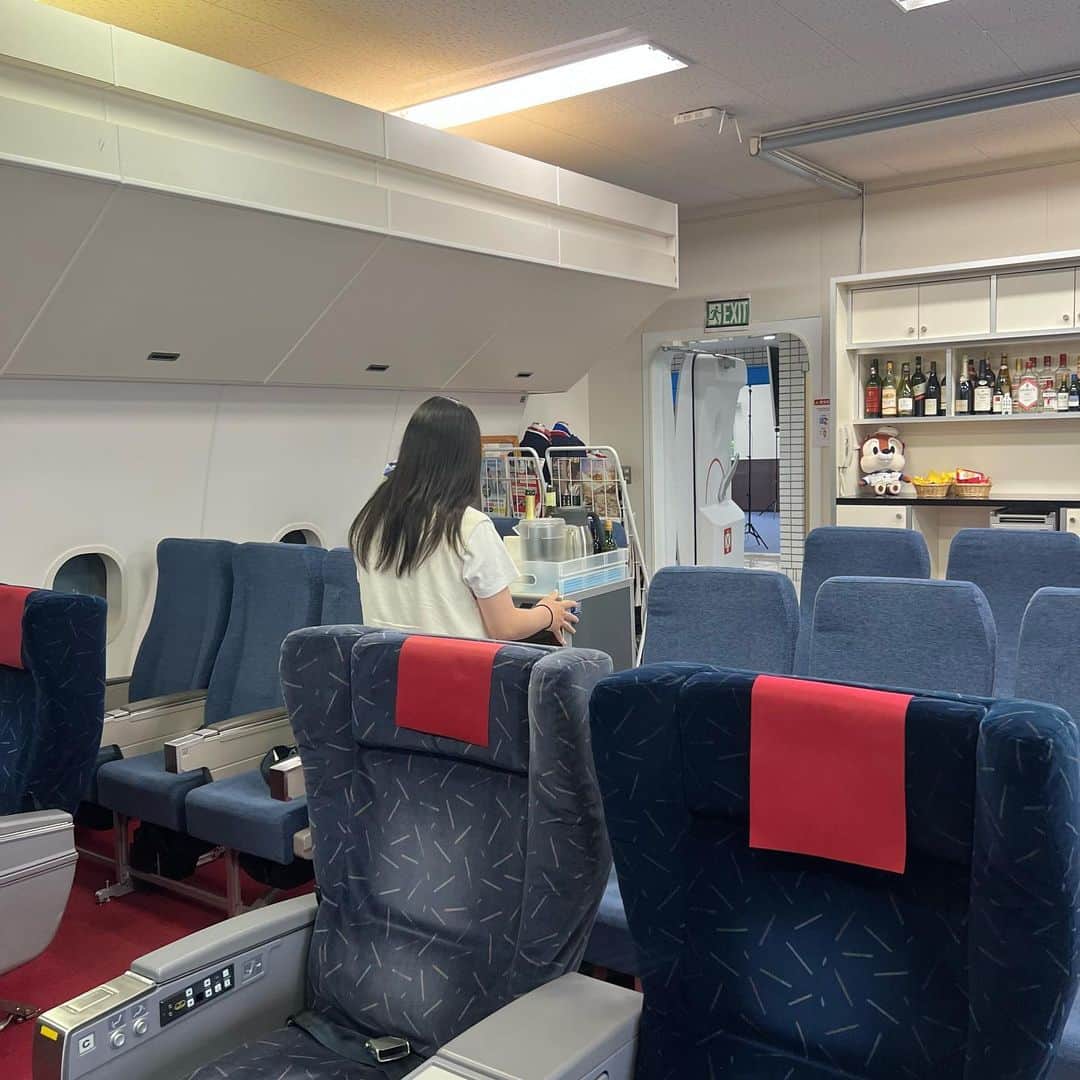 東京観光専門学校さんのインスタグラム写真 - (東京観光専門学校Instagram)「こんにちは！エアライン学科です✈️  本日は、「航空業界入門講座」を実施いたしました!!  エアラインスタッフのようにスカーフを巻きながら、航空業界について学びました☺️  航空業界には様々な仕事がありますが、それぞれの業務や業種について学ぶことができ、航空業界の知識が深まりました☀️  またグランドスタッフやキャビンアテンダントになりきって、ドリンクカートを使ったり、搭乗券の発行も行いました🧃🎟  皆さん初めてなのに、とても上手でした😳👏  次回のオープンキャンパスは、 6/18(日) 「エアライン専門用語」を開催いたします📝  航空業界に少しでも興味がある方は、ぜひTOKANにお越しください☺️ お待ちしております🤝🏻💞  ⁡#東京観光専門学校 ⁡ ⁡#飛行機好きな人と繋がりたい ⁡⁡ #キャビンアテンダント ⁡#キャビンアテンダントになりたい ⁡⁡ #グランドスタッフ ⁡#グランドスタッフになりたい ⁡ ⁡#飛行機大好き ⁡ ⁡#エアライン科⁡ #航空業界⁡⁡ #エアライン⁡ #オープンキャンパス」6月11日 17時08分 - tokan_1967
