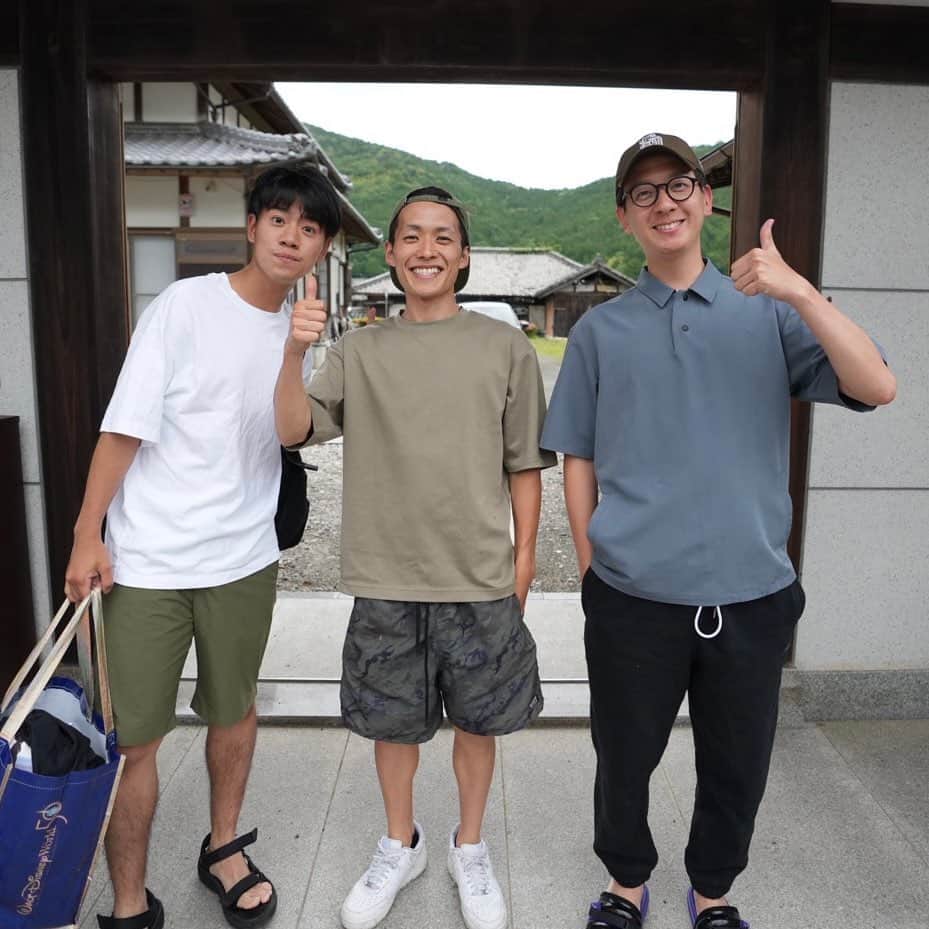 平松修造さんのインスタグラム写真 - (平松修造Instagram)「最高の休日と美味い魚を求めて 後輩の北脇太基と愛媛県の友人に会いに行きました🐟🐟  愛媛は毎日のように大漁らしいのですが この日はめちゃくちゃしょっぱい釣果、、、 逆に珍しいそうです、、、笑  結果的に 達人みたいな方に70cm級のマダイをお裾分けしてもらい、 ハマチを鮮魚店で買って帰り、 捌いてパーティしました笑  偉そうに捌いてますが 私が釣ったわけではありません笑笑  肉も魚も美味くて 優しい人ばっかりの愛媛 完っっ全にリピート確定です。  次こそは爆釣を祈って、また行くぜ！！ 待ってろ愛媛県！！ 最高の休日でした🔥🔥  多少の船酔いはご愛嬌  #愛媛旅 #西予市 #釣り #アナウンサー釣行記」6月11日 17時09分 - shuzohiramatsu_ntv