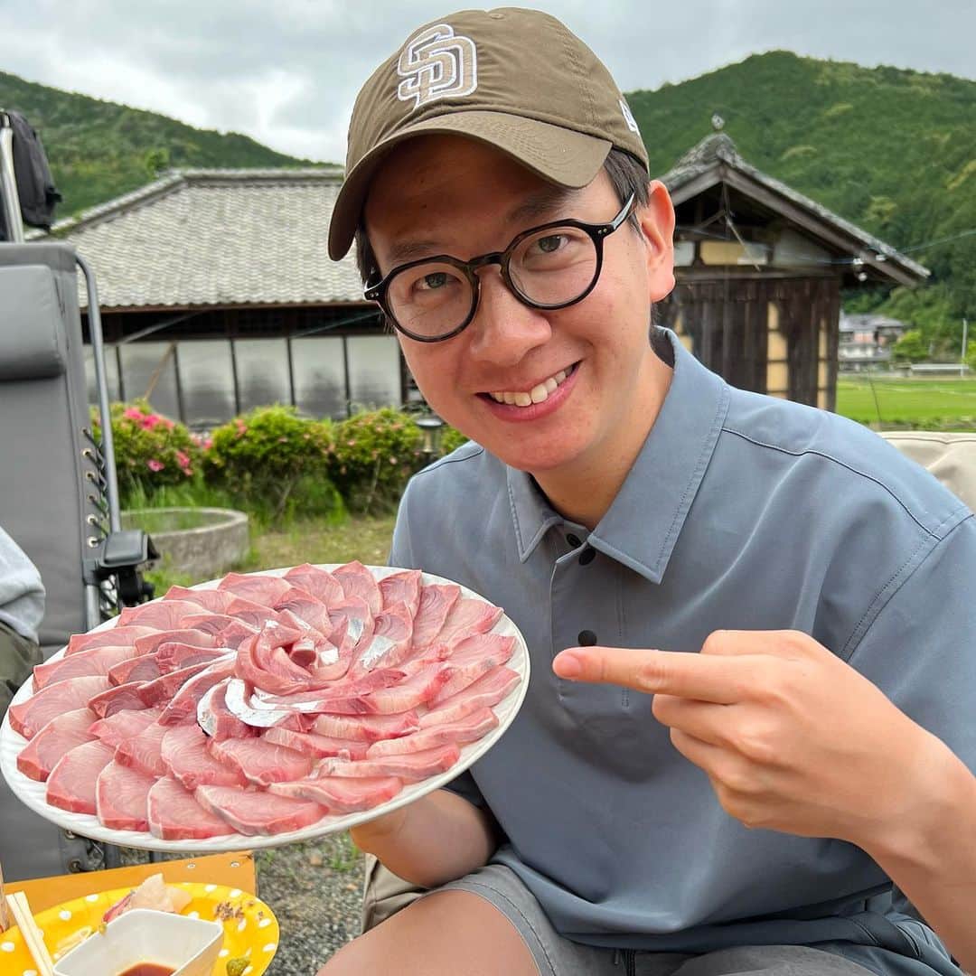 平松修造さんのインスタグラム写真 - (平松修造Instagram)「最高の休日と美味い魚を求めて 後輩の北脇太基と愛媛県の友人に会いに行きました🐟🐟  愛媛は毎日のように大漁らしいのですが この日はめちゃくちゃしょっぱい釣果、、、 逆に珍しいそうです、、、笑  結果的に 達人みたいな方に70cm級のマダイをお裾分けしてもらい、 ハマチを鮮魚店で買って帰り、 捌いてパーティしました笑  偉そうに捌いてますが 私が釣ったわけではありません笑笑  肉も魚も美味くて 優しい人ばっかりの愛媛 完っっ全にリピート確定です。  次こそは爆釣を祈って、また行くぜ！！ 待ってろ愛媛県！！ 最高の休日でした🔥🔥  多少の船酔いはご愛嬌  #愛媛旅 #西予市 #釣り #アナウンサー釣行記」6月11日 17時09分 - shuzohiramatsu_ntv