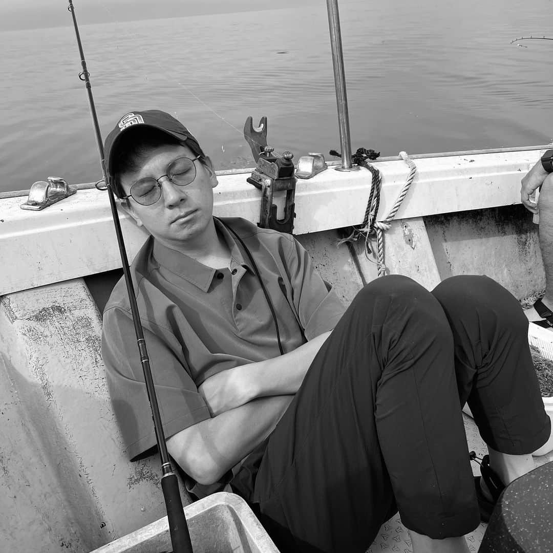平松修造さんのインスタグラム写真 - (平松修造Instagram)「最高の休日と美味い魚を求めて 後輩の北脇太基と愛媛県の友人に会いに行きました🐟🐟  愛媛は毎日のように大漁らしいのですが この日はめちゃくちゃしょっぱい釣果、、、 逆に珍しいそうです、、、笑  結果的に 達人みたいな方に70cm級のマダイをお裾分けしてもらい、 ハマチを鮮魚店で買って帰り、 捌いてパーティしました笑  偉そうに捌いてますが 私が釣ったわけではありません笑笑  肉も魚も美味くて 優しい人ばっかりの愛媛 完っっ全にリピート確定です。  次こそは爆釣を祈って、また行くぜ！！ 待ってろ愛媛県！！ 最高の休日でした🔥🔥  多少の船酔いはご愛嬌  #愛媛旅 #西予市 #釣り #アナウンサー釣行記」6月11日 17時09分 - shuzohiramatsu_ntv