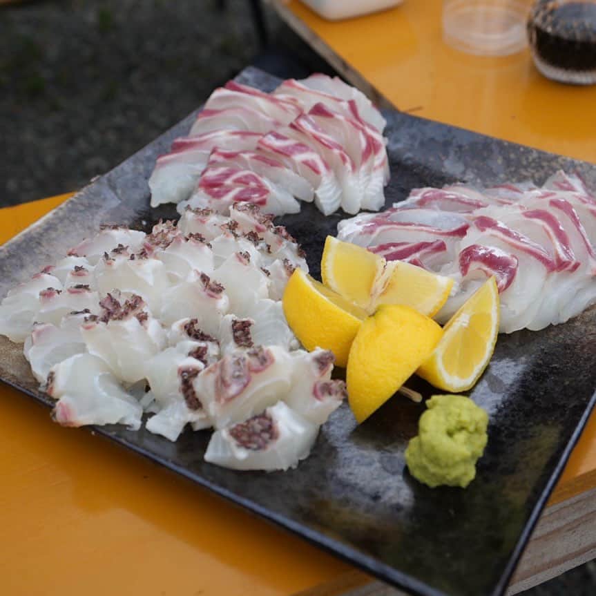 平松修造さんのインスタグラム写真 - (平松修造Instagram)「最高の休日と美味い魚を求めて 後輩の北脇太基と愛媛県の友人に会いに行きました🐟🐟  愛媛は毎日のように大漁らしいのですが この日はめちゃくちゃしょっぱい釣果、、、 逆に珍しいそうです、、、笑  結果的に 達人みたいな方に70cm級のマダイをお裾分けしてもらい、 ハマチを鮮魚店で買って帰り、 捌いてパーティしました笑  偉そうに捌いてますが 私が釣ったわけではありません笑笑  肉も魚も美味くて 優しい人ばっかりの愛媛 完っっ全にリピート確定です。  次こそは爆釣を祈って、また行くぜ！！ 待ってろ愛媛県！！ 最高の休日でした🔥🔥  多少の船酔いはご愛嬌  #愛媛旅 #西予市 #釣り #アナウンサー釣行記」6月11日 17時09分 - shuzohiramatsu_ntv