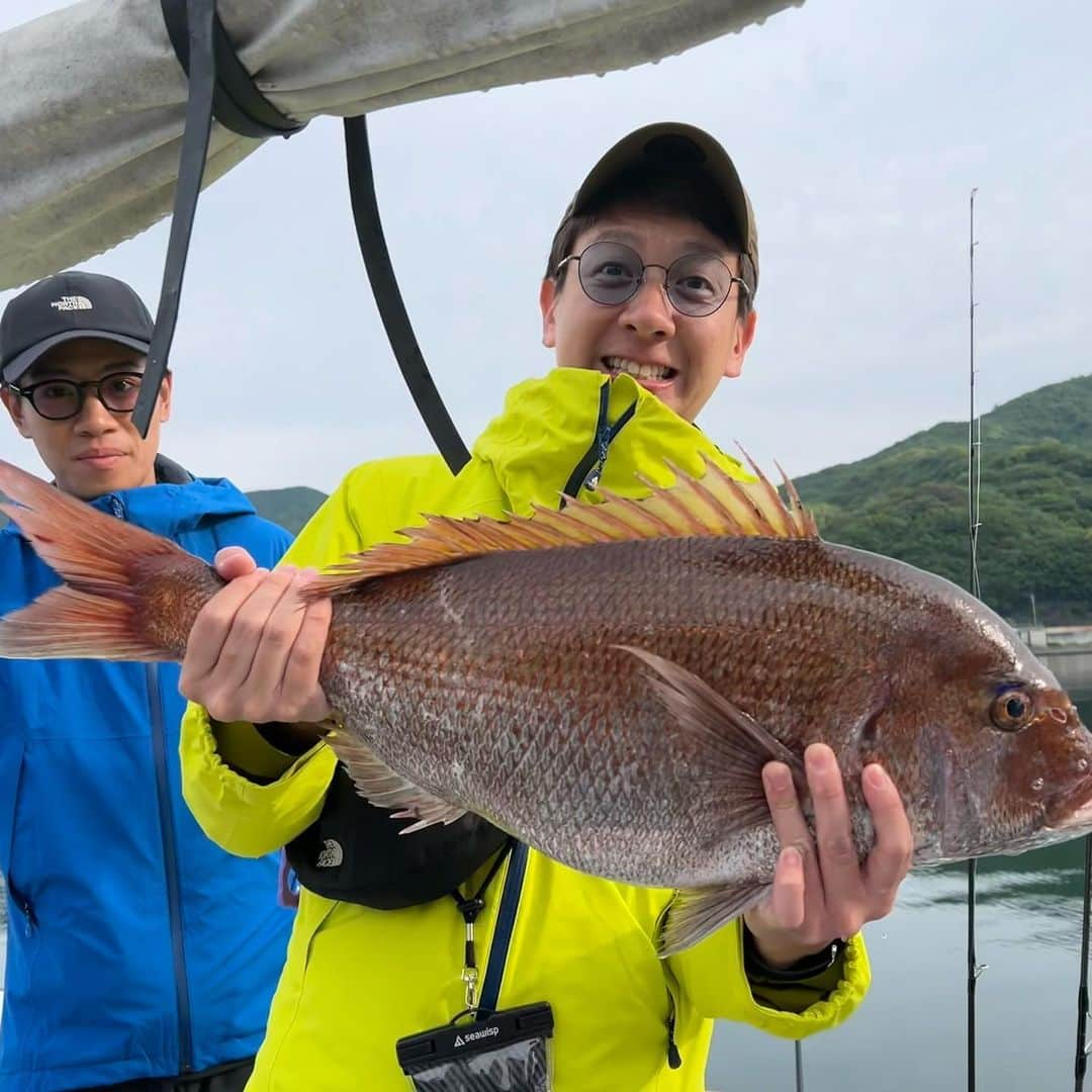 平松修造さんのインスタグラム写真 - (平松修造Instagram)「最高の休日と美味い魚を求めて 後輩の北脇太基と愛媛県の友人に会いに行きました🐟🐟  愛媛は毎日のように大漁らしいのですが この日はめちゃくちゃしょっぱい釣果、、、 逆に珍しいそうです、、、笑  結果的に 達人みたいな方に70cm級のマダイをお裾分けしてもらい、 ハマチを鮮魚店で買って帰り、 捌いてパーティしました笑  偉そうに捌いてますが 私が釣ったわけではありません笑笑  肉も魚も美味くて 優しい人ばっかりの愛媛 完っっ全にリピート確定です。  次こそは爆釣を祈って、また行くぜ！！ 待ってろ愛媛県！！ 最高の休日でした🔥🔥  多少の船酔いはご愛嬌  #愛媛旅 #西予市 #釣り #アナウンサー釣行記」6月11日 17時09分 - shuzohiramatsu_ntv