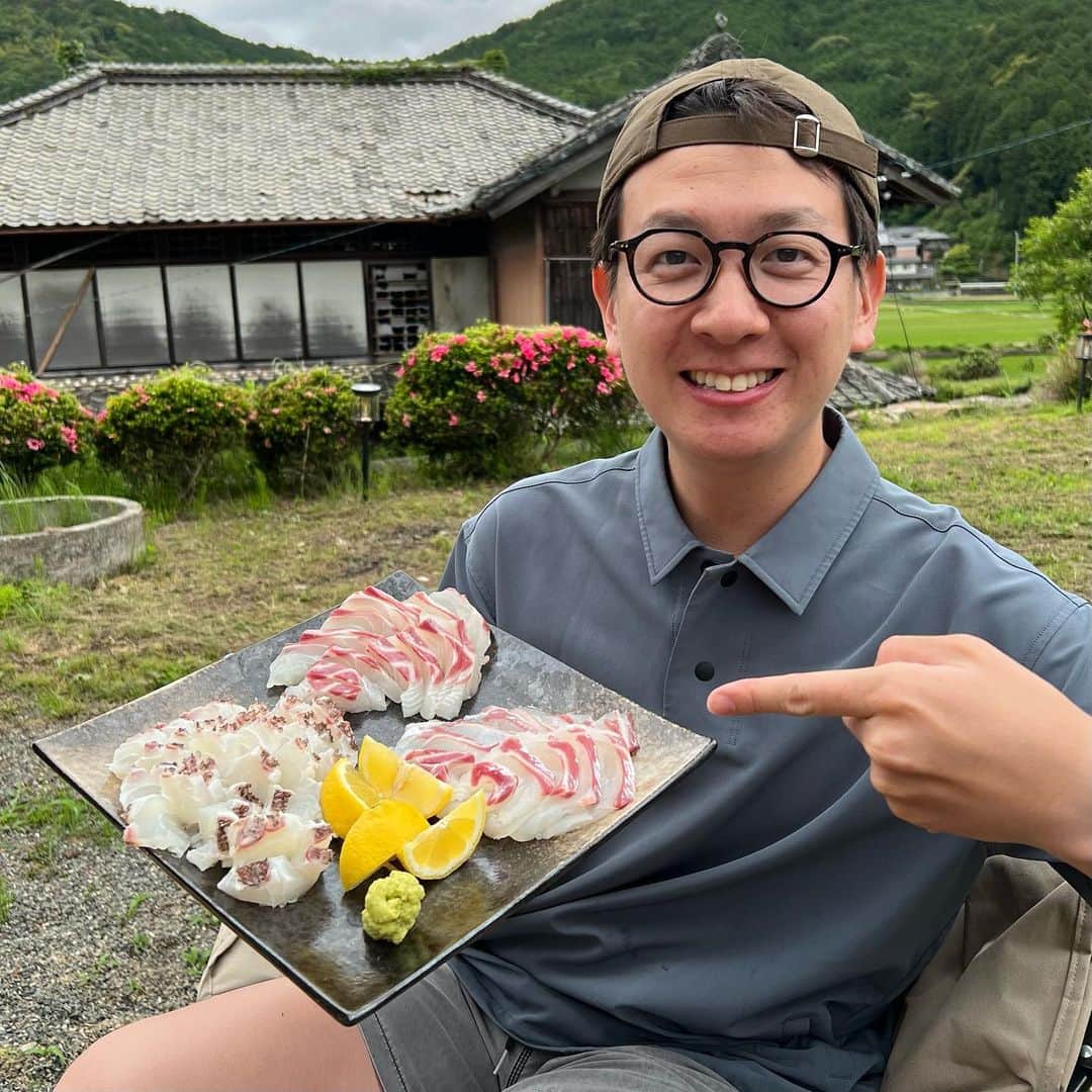 平松修造さんのインスタグラム写真 - (平松修造Instagram)「最高の休日と美味い魚を求めて 後輩の北脇太基と愛媛県の友人に会いに行きました🐟🐟  愛媛は毎日のように大漁らしいのですが この日はめちゃくちゃしょっぱい釣果、、、 逆に珍しいそうです、、、笑  結果的に 達人みたいな方に70cm級のマダイをお裾分けしてもらい、 ハマチを鮮魚店で買って帰り、 捌いてパーティしました笑  偉そうに捌いてますが 私が釣ったわけではありません笑笑  肉も魚も美味くて 優しい人ばっかりの愛媛 完っっ全にリピート確定です。  次こそは爆釣を祈って、また行くぜ！！ 待ってろ愛媛県！！ 最高の休日でした🔥🔥  多少の船酔いはご愛嬌  #愛媛旅 #西予市 #釣り #アナウンサー釣行記」6月11日 17時09分 - shuzohiramatsu_ntv