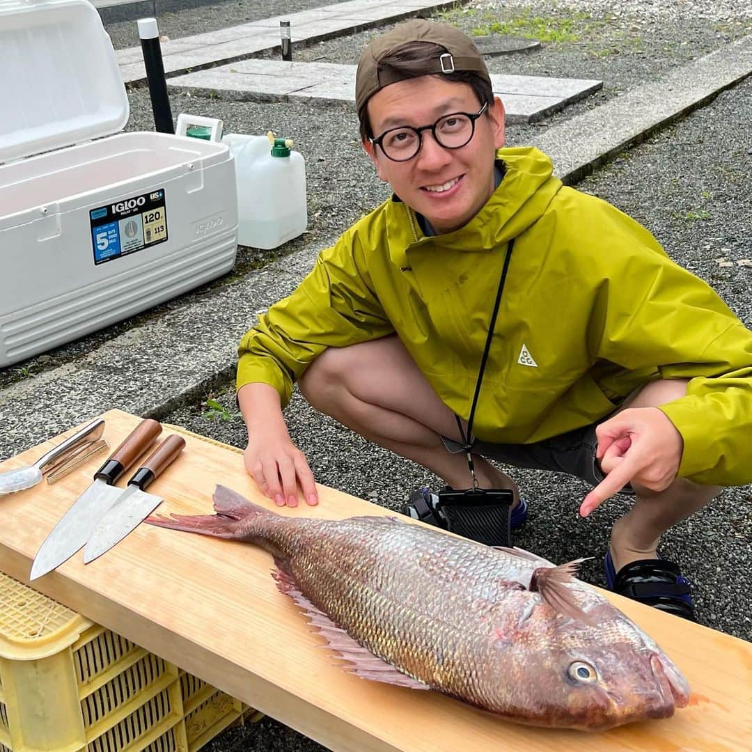 平松修造さんのインスタグラム写真 - (平松修造Instagram)「最高の休日と美味い魚を求めて 後輩の北脇太基と愛媛県の友人に会いに行きました🐟🐟  愛媛は毎日のように大漁らしいのですが この日はめちゃくちゃしょっぱい釣果、、、 逆に珍しいそうです、、、笑  結果的に 達人みたいな方に70cm級のマダイをお裾分けしてもらい、 ハマチを鮮魚店で買って帰り、 捌いてパーティしました笑  偉そうに捌いてますが 私が釣ったわけではありません笑笑  肉も魚も美味くて 優しい人ばっかりの愛媛 完っっ全にリピート確定です。  次こそは爆釣を祈って、また行くぜ！！ 待ってろ愛媛県！！ 最高の休日でした🔥🔥  多少の船酔いはご愛嬌  #愛媛旅 #西予市 #釣り #アナウンサー釣行記」6月11日 17時09分 - shuzohiramatsu_ntv