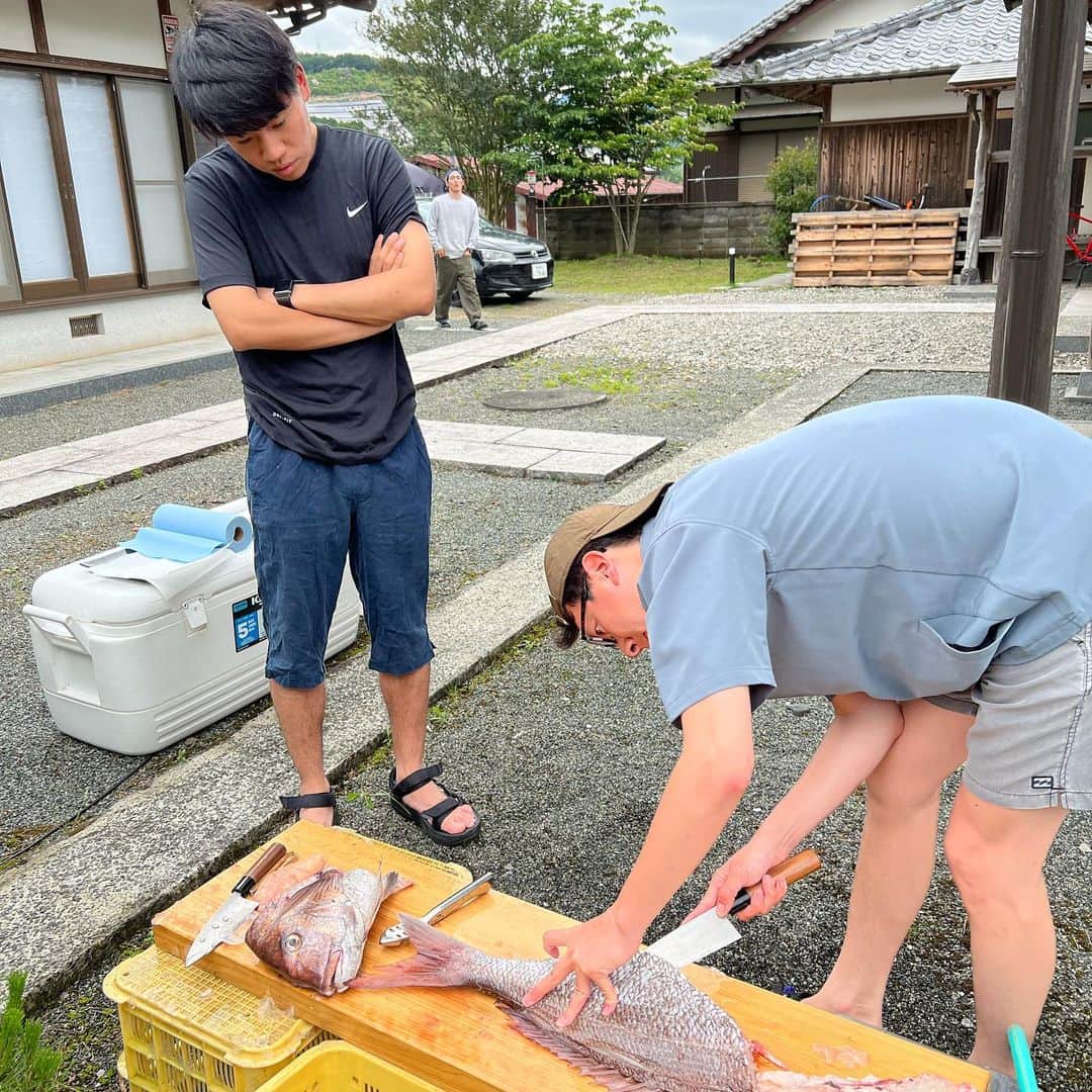 平松修造さんのインスタグラム写真 - (平松修造Instagram)「最高の休日と美味い魚を求めて 後輩の北脇太基と愛媛県の友人に会いに行きました🐟🐟  愛媛は毎日のように大漁らしいのですが この日はめちゃくちゃしょっぱい釣果、、、 逆に珍しいそうです、、、笑  結果的に 達人みたいな方に70cm級のマダイをお裾分けしてもらい、 ハマチを鮮魚店で買って帰り、 捌いてパーティしました笑  偉そうに捌いてますが 私が釣ったわけではありません笑笑  肉も魚も美味くて 優しい人ばっかりの愛媛 完っっ全にリピート確定です。  次こそは爆釣を祈って、また行くぜ！！ 待ってろ愛媛県！！ 最高の休日でした🔥🔥  多少の船酔いはご愛嬌  #愛媛旅 #西予市 #釣り #アナウンサー釣行記」6月11日 17時09分 - shuzohiramatsu_ntv
