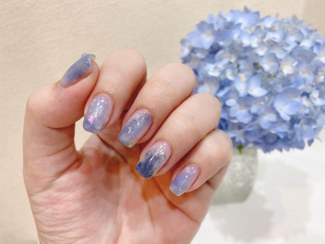 夕香里（ATY）のインスタグラム：「new nail 梅雨なので、紫陽花っぽいカラーと雫で⋆̩☂︎*̣̩  今回のデザイン結構気に入ってて、どんよりした雨続きでも気分が晴れて嬉しい☺️✨  ちなみに使ったのはセリアとダイソーのもの👏🏻  #セルフネイル #セルフジェルネイル #梅雨ネイルデザイン」