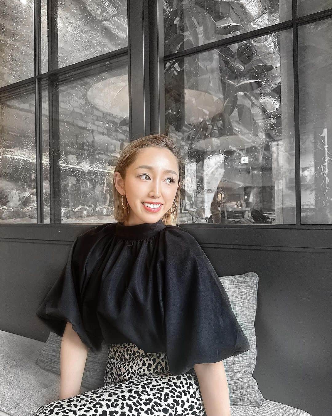 みにあやのインスタグラム：「二の腕隠れる、おすすめTOP🖤  素材感もしっかりしてて お仕事にも着ていける お洋服✨✨ ボリューム感が可愛い🤩  個人的には ボトムは柄と合わせるのが オススメ✌️ 私はレオパードや千鳥柄の ロングスカートとよく合わせてます♡  　　 OOTD ￣￣　　　 ￣￣ ▪️ バルーンスリーブスタンドカラーブラウス ブランド：GRL 品番：al108」