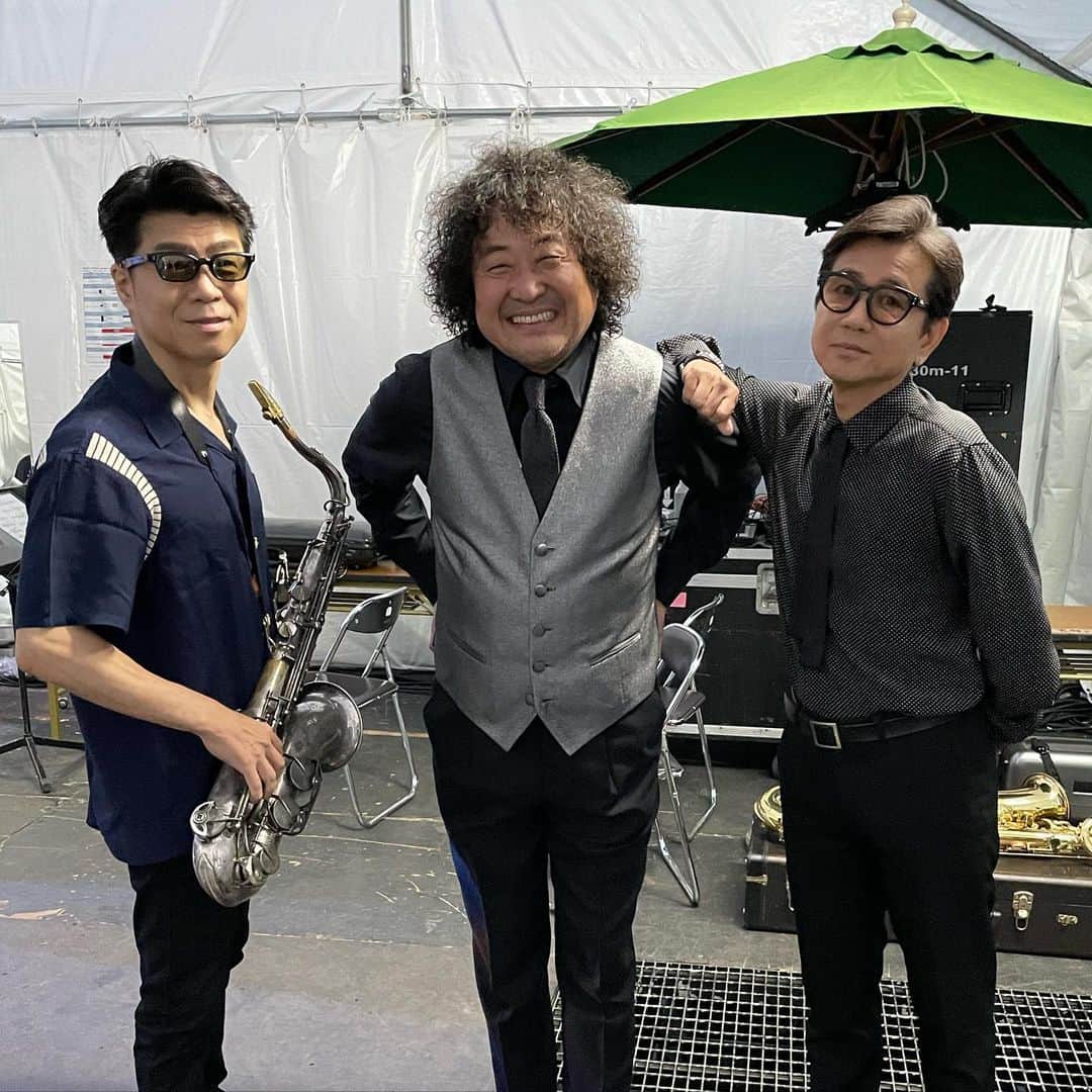 葉加瀬太郎のインスタグラム：「葉加瀬太郎音楽祭in東京 明治神宮⛩️外苑公演にいらして下さった15000名の皆さまありがとうございました。 楽しかったね〜  当日ゲストアーティストが何を着るかわからないので、僕の楽屋には200着の衣装が用意されています😆 ゲストの衣装を見た瞬間にその中から選んで着替えてます。 僕の野外フェスの伝統芸、寄せ寄せファッションでございます。  前の投稿からのゲストとのショット続きです✌️  藤井フミヤさん&藤井尚之さん、EXILE TAKAHIROさん、Jazztronik 野崎くん。 素晴らしいパフォーマンスをありがとうございました😊  僕のコーナーではすっかり日が暮れて、はかせんすもハカセンスライトもきれいでした。 沢山盛り上げて頂きありがとうございました！ サプライズゲストで登場した僕に寄せ寄せのあの方とのツーショットは改めて投稿しまーす👋  #葉加瀬太郎音楽祭2023 #明治神宮外苑 #葉加瀬太郎 #藤井フミヤ #藤井尚之 #EXILE TAKAHIRO #jazztronik」