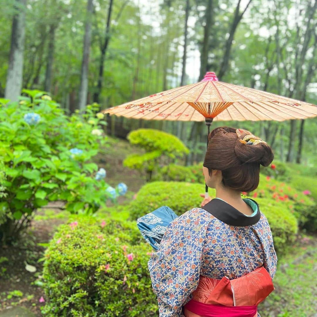 江戸ワンダーランド 日光江戸村のインスタグラム：「・ rainy weather | 雨模様☔️ 紫陽花がいつもより鮮やかに咲いています。Hydrangea is blooming more vividly than usual. ・　 ・ #edo #edowonderland #nikko #紫陽花 #江戸人 #日光 #江戸時代 #江戸ワンダーランド日光江戸村」