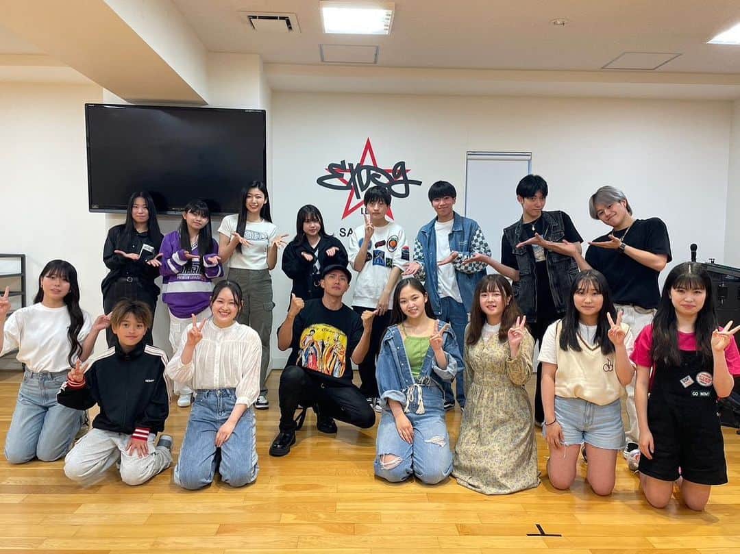 のインスタグラム：「@expg_studio_by_ldh_info  札幌校にて素敵な生徒さん達の前で ワークショップさせていただきました⤴️ 北海道の声はやはり透き通る声ばかりでこれは大自然から産まれた授かりモノ的なやつなのかな… むしろ僕が勉強させられました🙇‍♂️  またくるね✌️✌️」