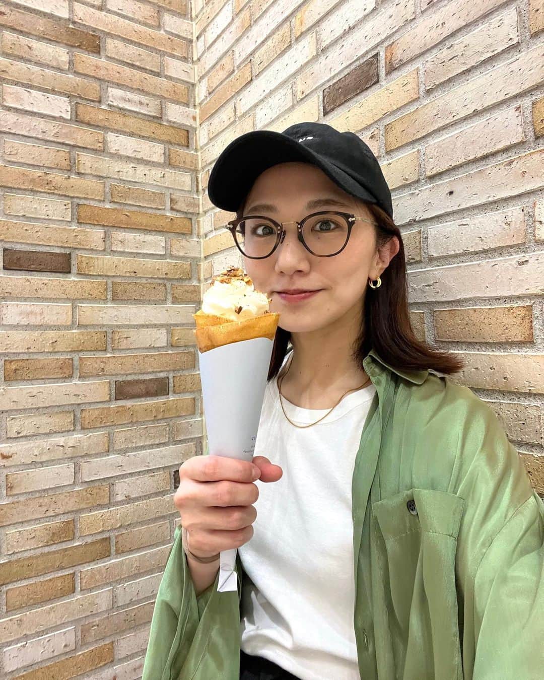 松村未央のインスタグラム：「日曜日🐢🌧️ 出かける予定は特になかったのですが 暇すぎて… ふらっとお出かけ👧🏻  しっかりクレープ食べて、 予定のない買い物も色々してしまったけど… たまにはこういう日もいっか🫠  #無計画な日曜日」