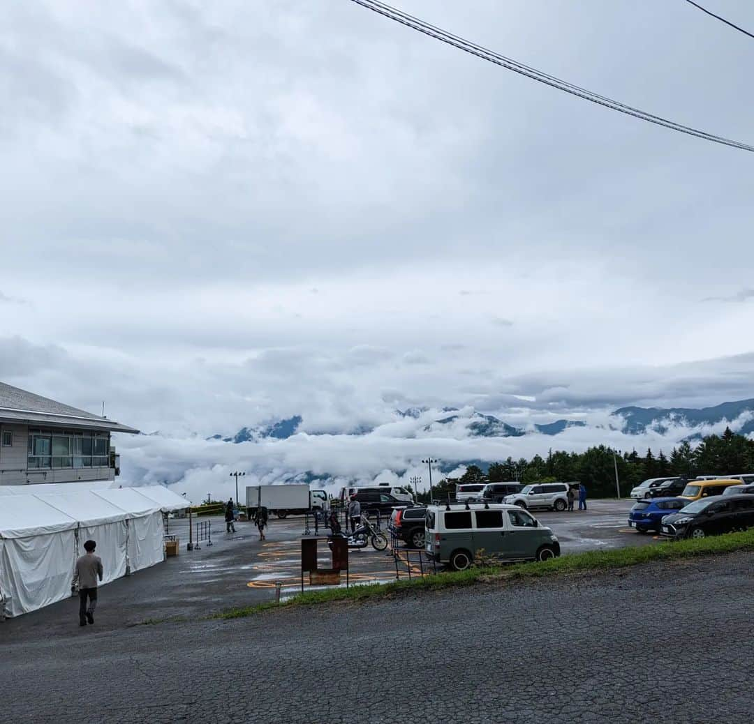 磯部正文さんのインスタグラム写真 - (磯部正文Instagram)「⁡ ⁡THE CAMP BOOK 2023⁡ ⁡雨は小降りの時間帯⁡ ⁡メインステージのeastern youthを聴きながら本番を迎える心地よいロケーション⁡ ⁡時間いっぱいでアンコール出来なくてすみません⁡ 新曲"Faraway Flow"初披露出来てよかった⁡ ⁡楽屋で吉野さんと暖をとりながら話してる時に灯油が切れて 北国育ちの吉野さんが慣れた手付きで灯油補充されたのを見れてほっこり⁡ ⁡⁡ ⁡スタッフ皆様＆見に来てくれた皆様ありがとうございました🤓⁡ ⁡⁡ ⁡ふと何か動いてるなと思ったらヒグラシ⁡ ⁡早すぎだね」6月11日 17時15分 - masafumiisobe